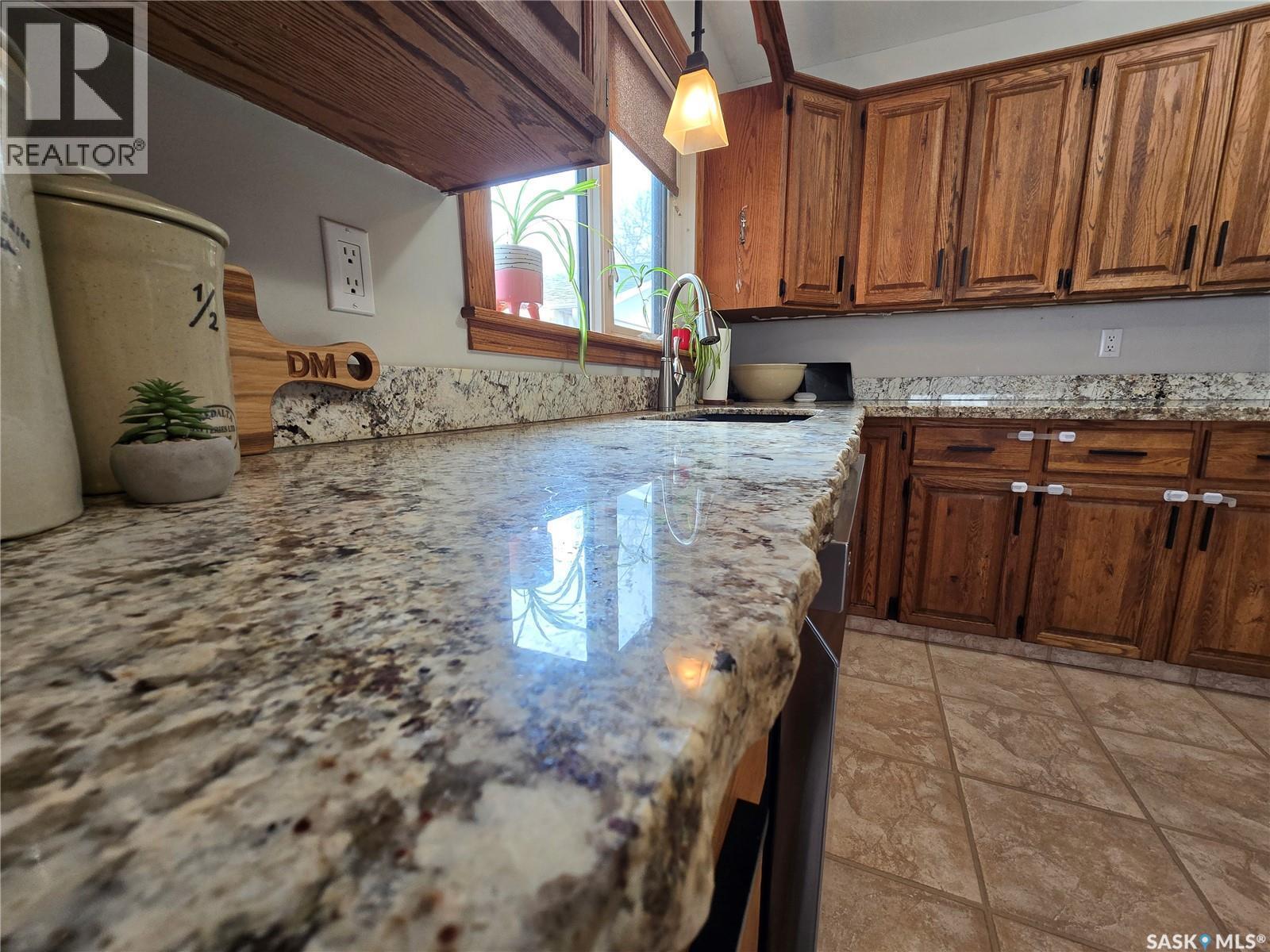119 Montgomery Crescent, Weyburn, SK - Indoor Photo Showing Kitchen