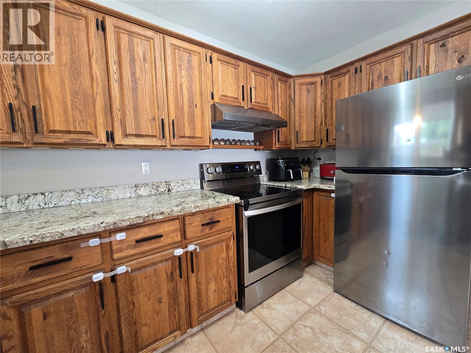 119 Montgomery Crescent, Weyburn, SK - Indoor Photo Showing Kitchen