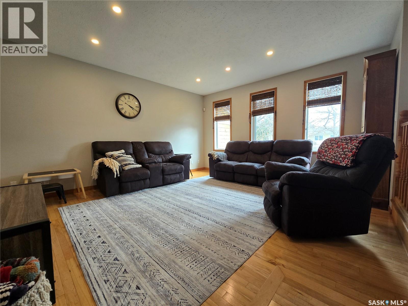 119 Montgomery Crescent, Weyburn, SK - Indoor Photo Showing Living Room
