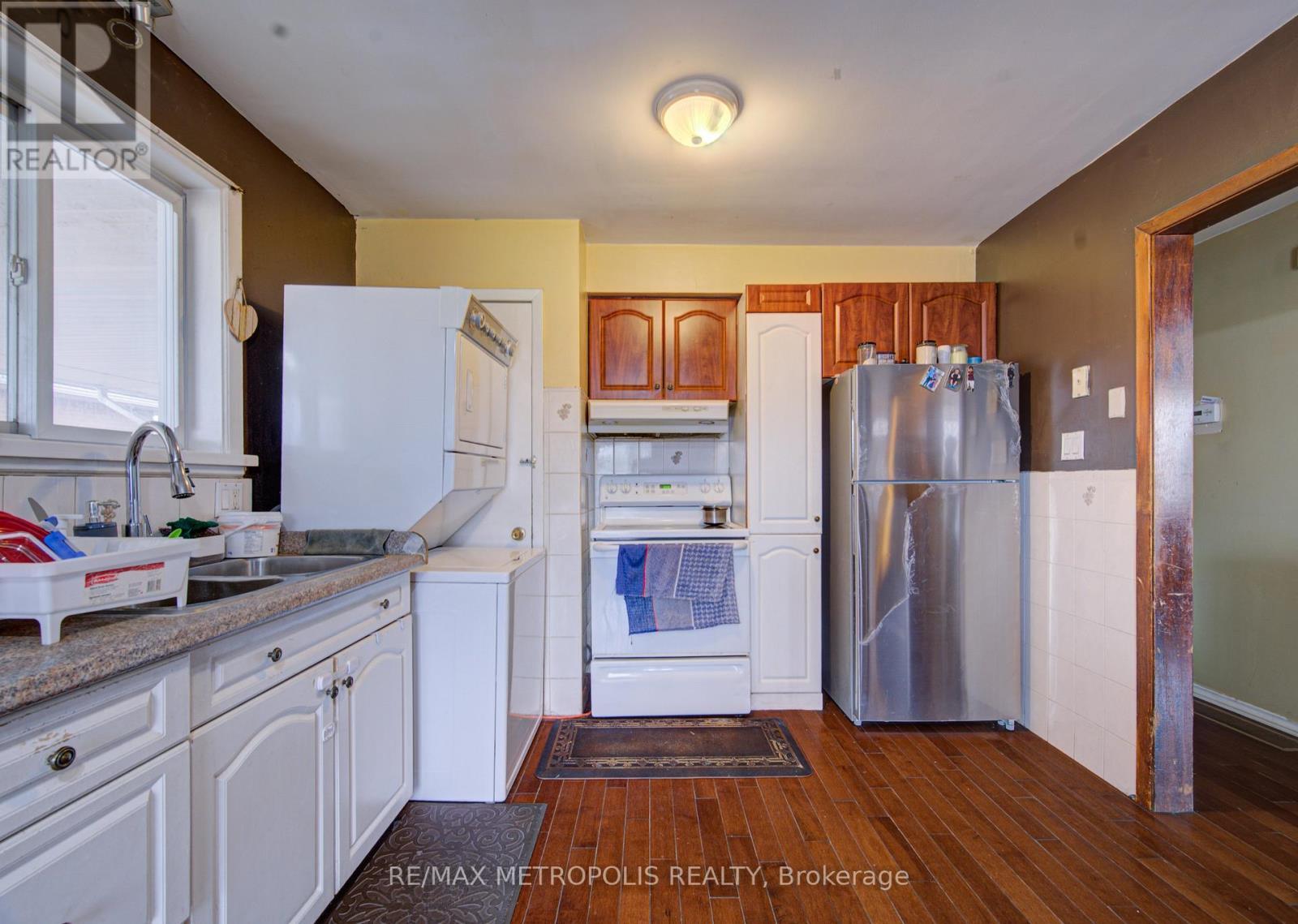 93 Linnwood Avenue, Cambridge, ON - Indoor Photo Showing Kitchen With Double Sink
