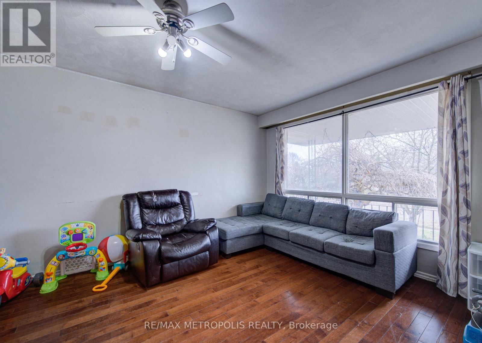 93 Linnwood Avenue, Cambridge, ON - Indoor Photo Showing Living Room