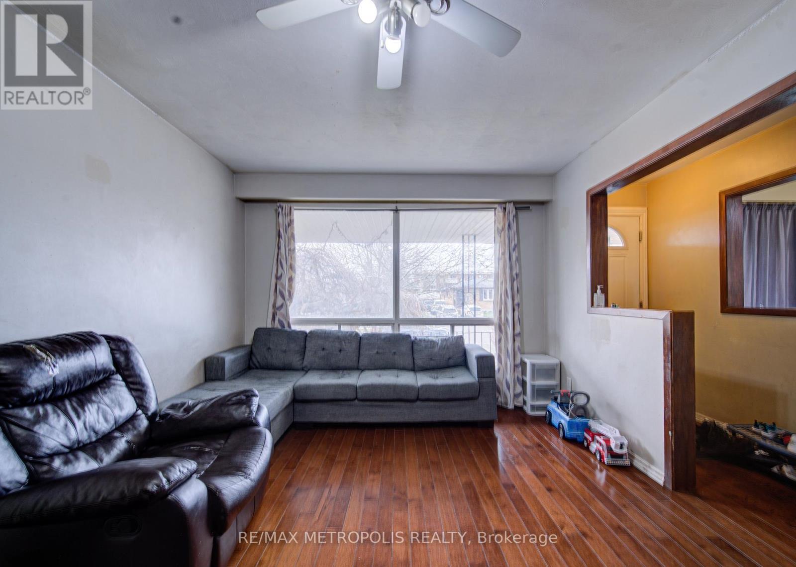 93 Linnwood Avenue, Cambridge, ON - Indoor Photo Showing Living Room