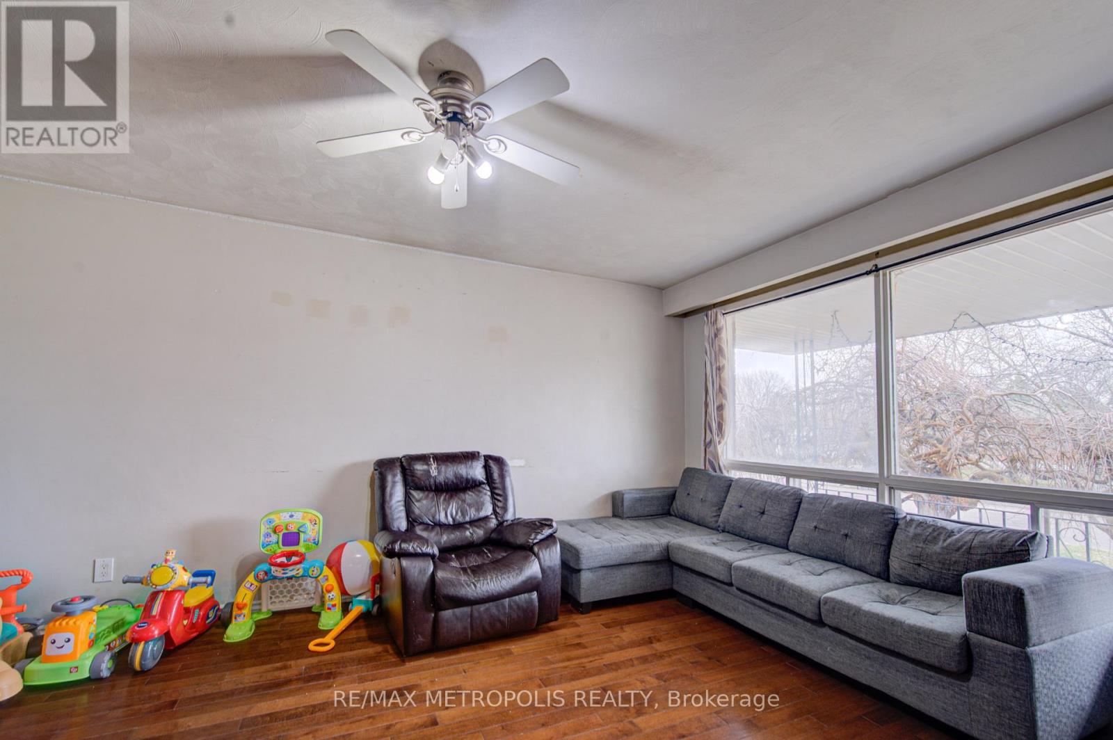 93 Linnwood Avenue, Cambridge, ON - Indoor Photo Showing Living Room