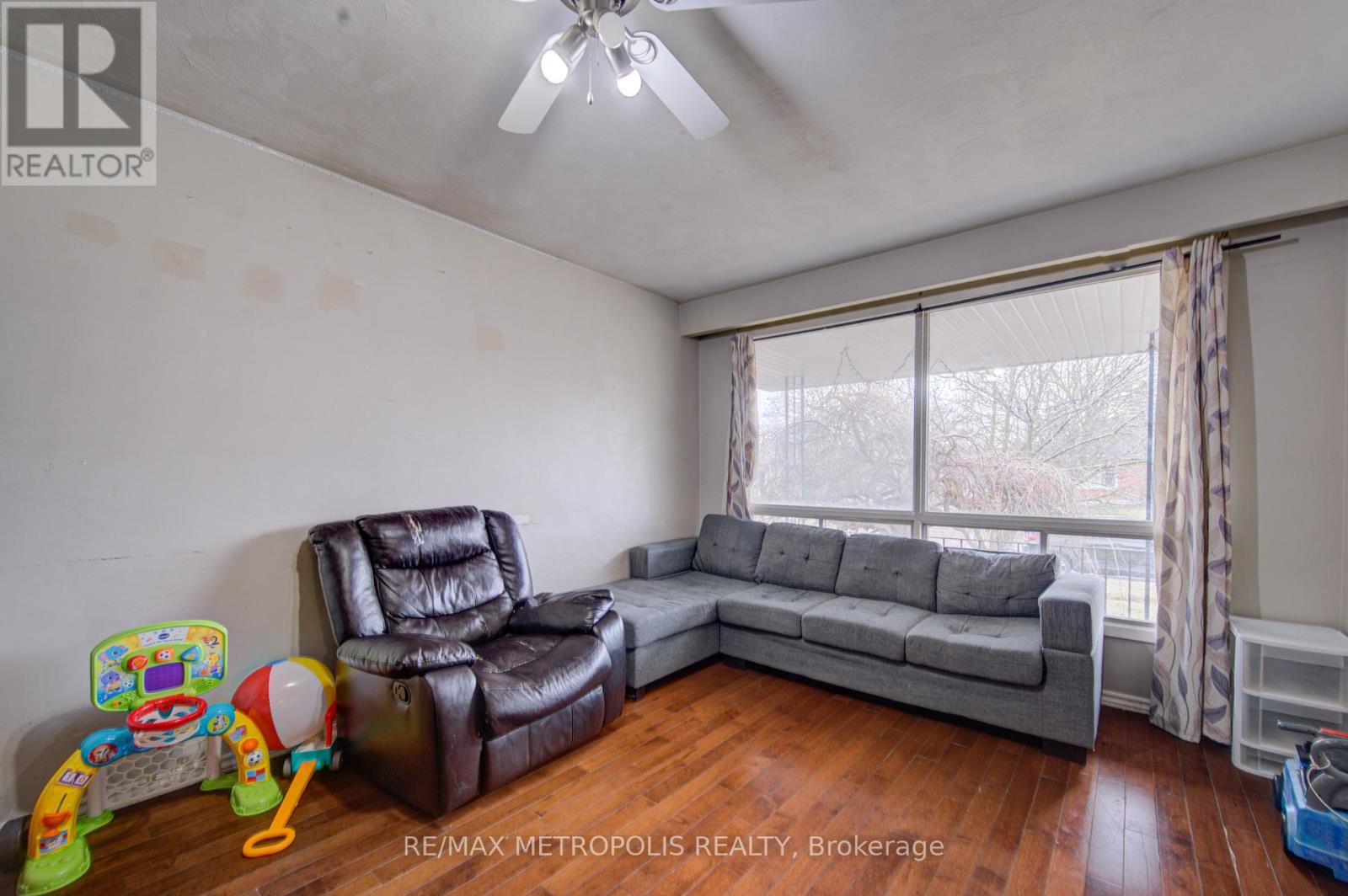 93 Linnwood Avenue, Cambridge, ON - Indoor Photo Showing Living Room