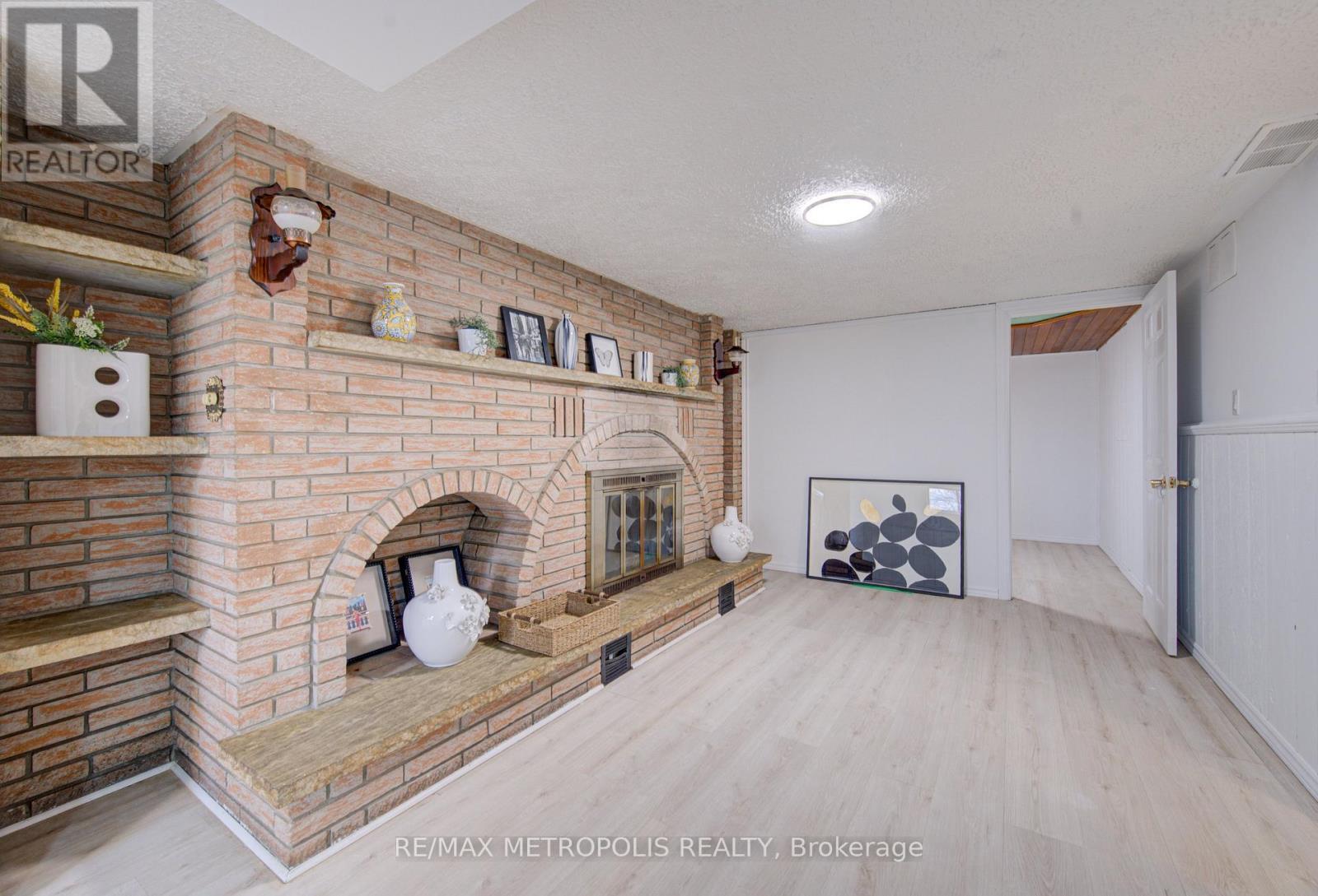93 Linnwood Avenue, Cambridge, ON - Indoor With Fireplace