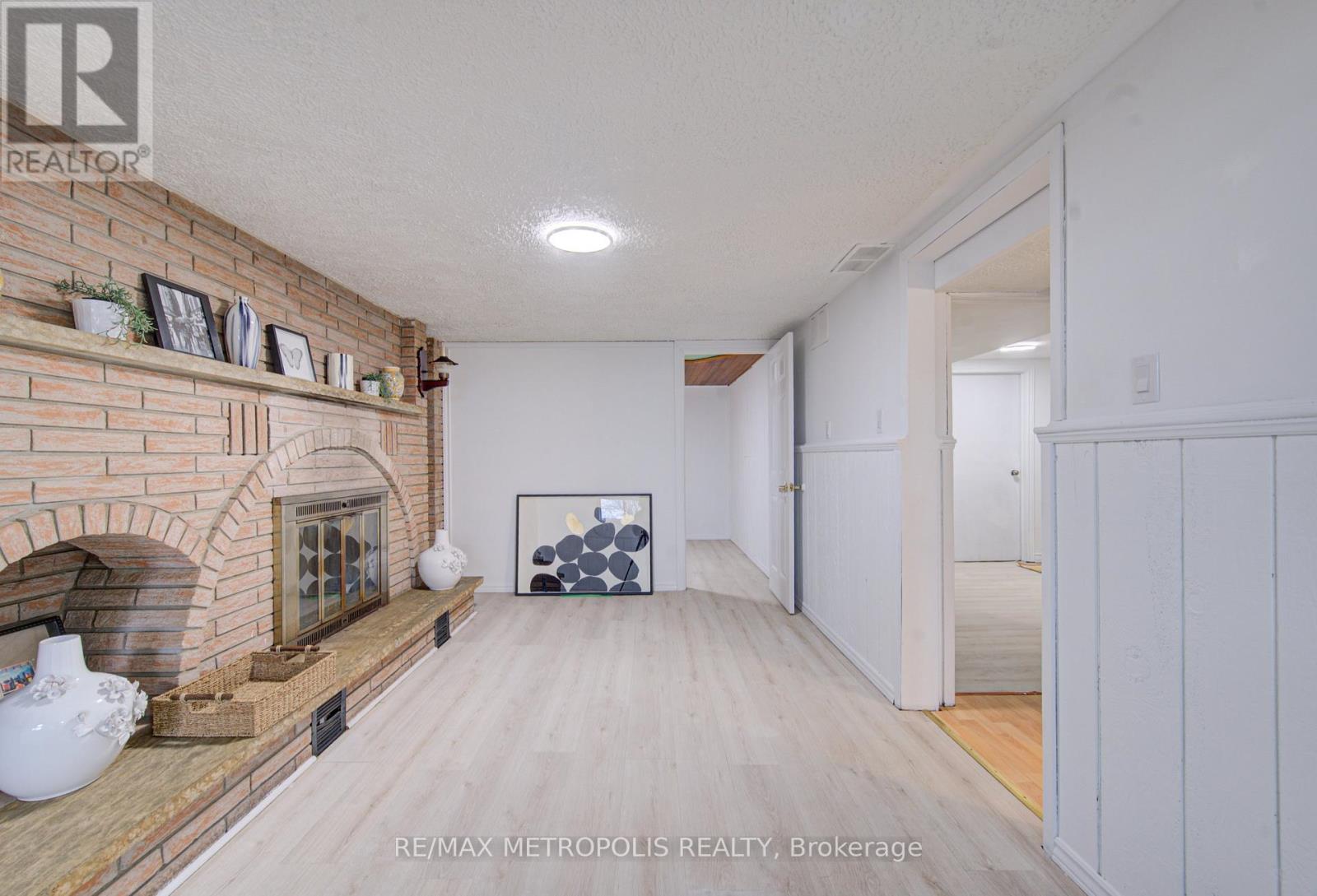 93 Linnwood Avenue, Cambridge, ON - Indoor With Fireplace