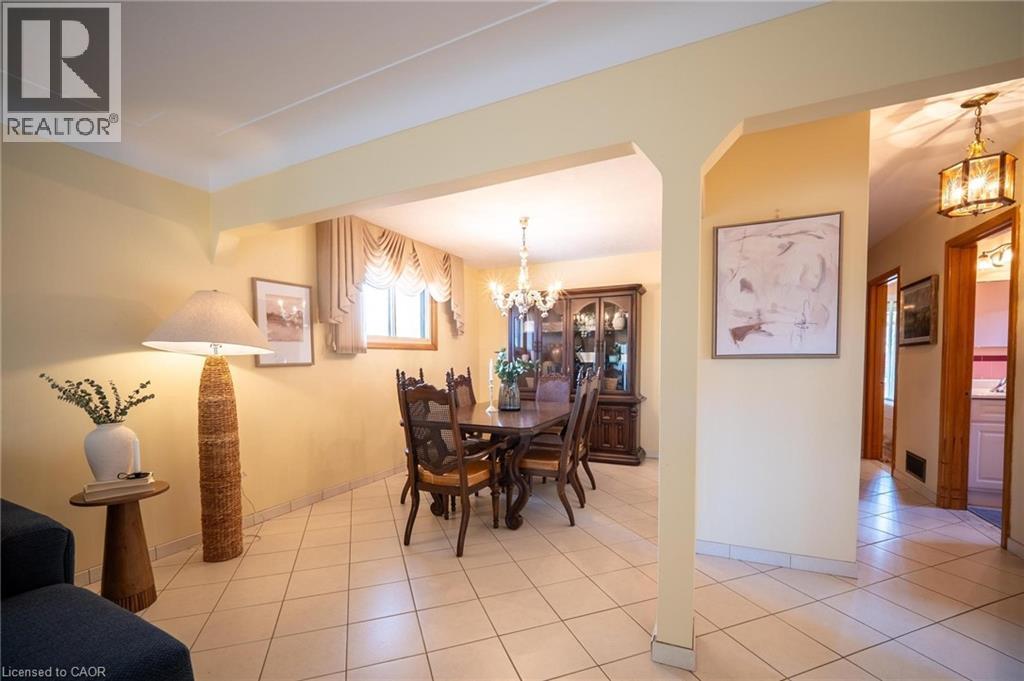 31 Terrace Drive, Hamilton, ON - Indoor Photo Showing Dining Room