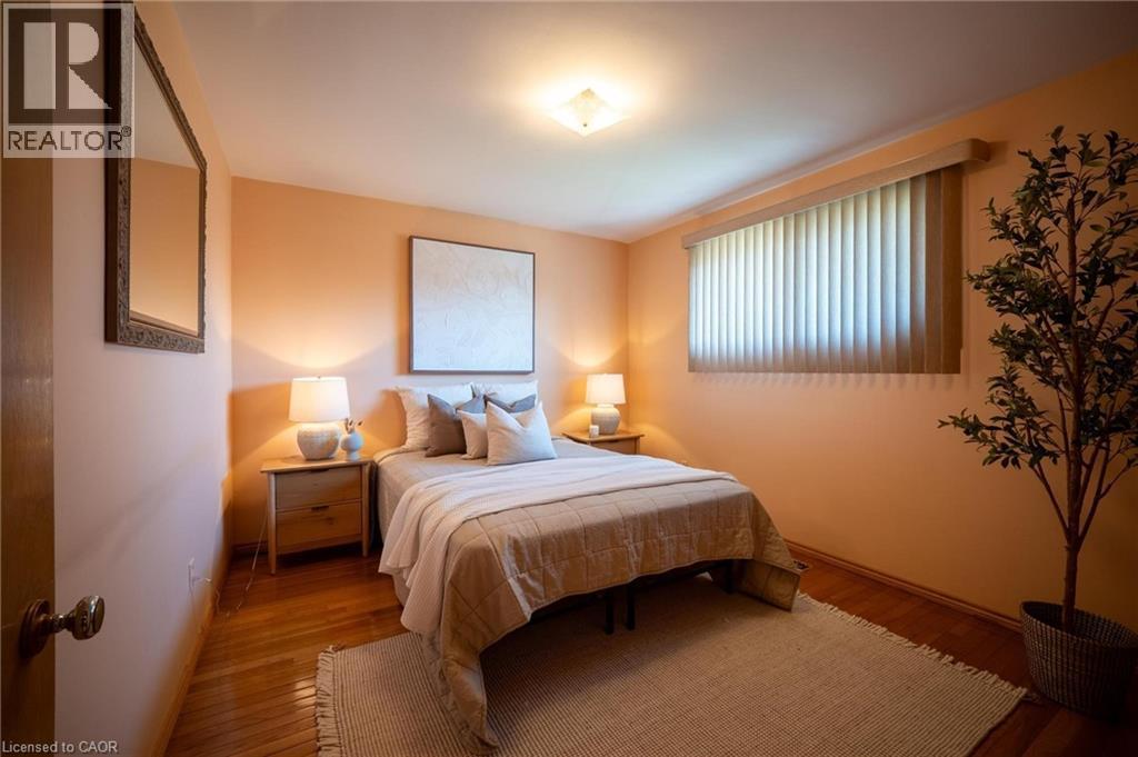 31 Terrace Drive, Hamilton, ON - Indoor Photo Showing Bedroom