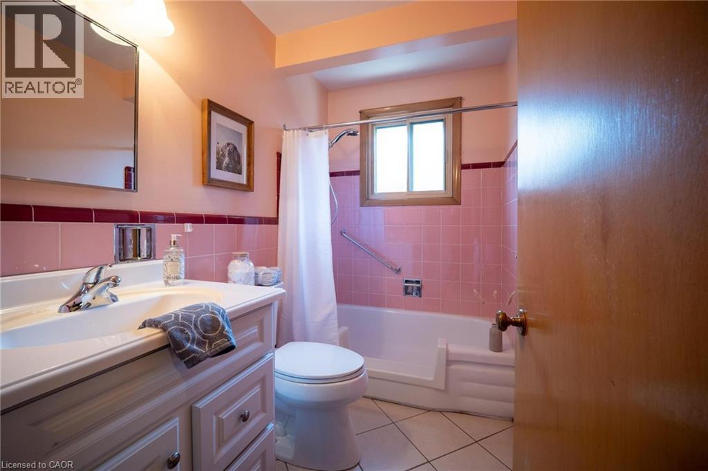 31 Terrace Drive, Hamilton, ON - Indoor Photo Showing Bathroom
