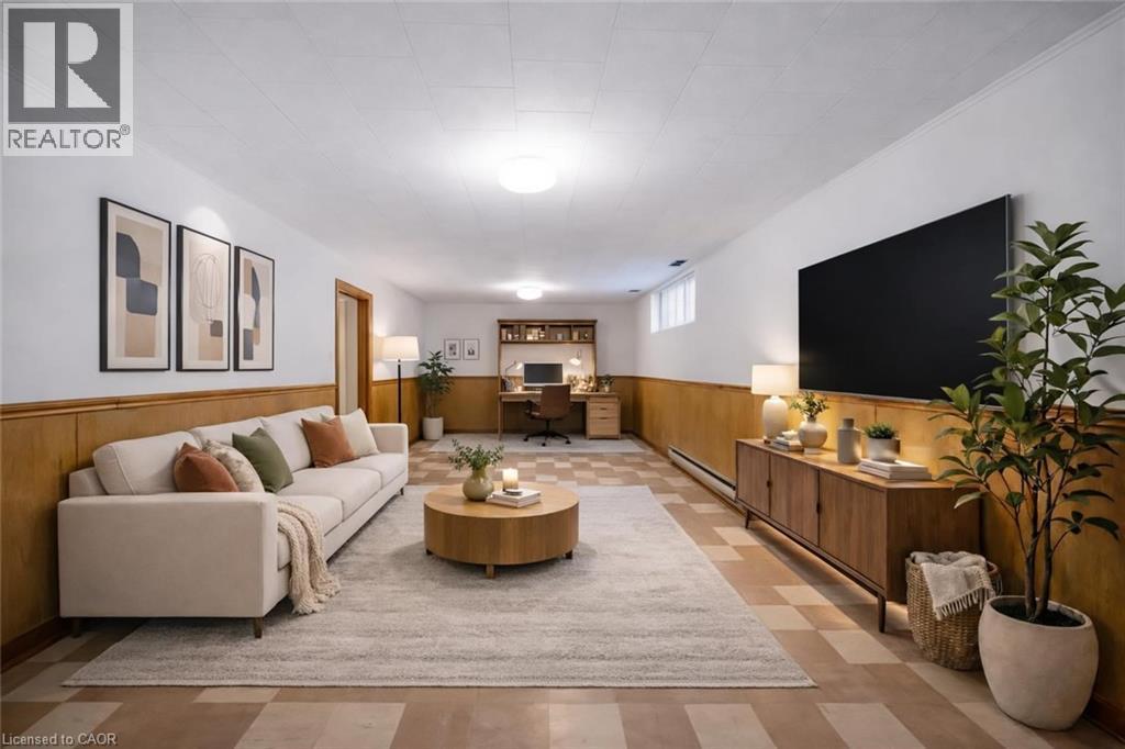 Virtually staged. - 31 Terrace Drive, Hamilton, ON - Indoor Photo Showing Living Room