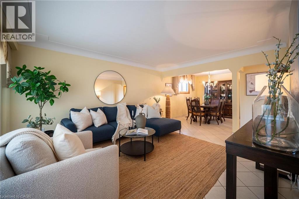 31 Terrace Drive, Hamilton, ON - Indoor Photo Showing Living Room