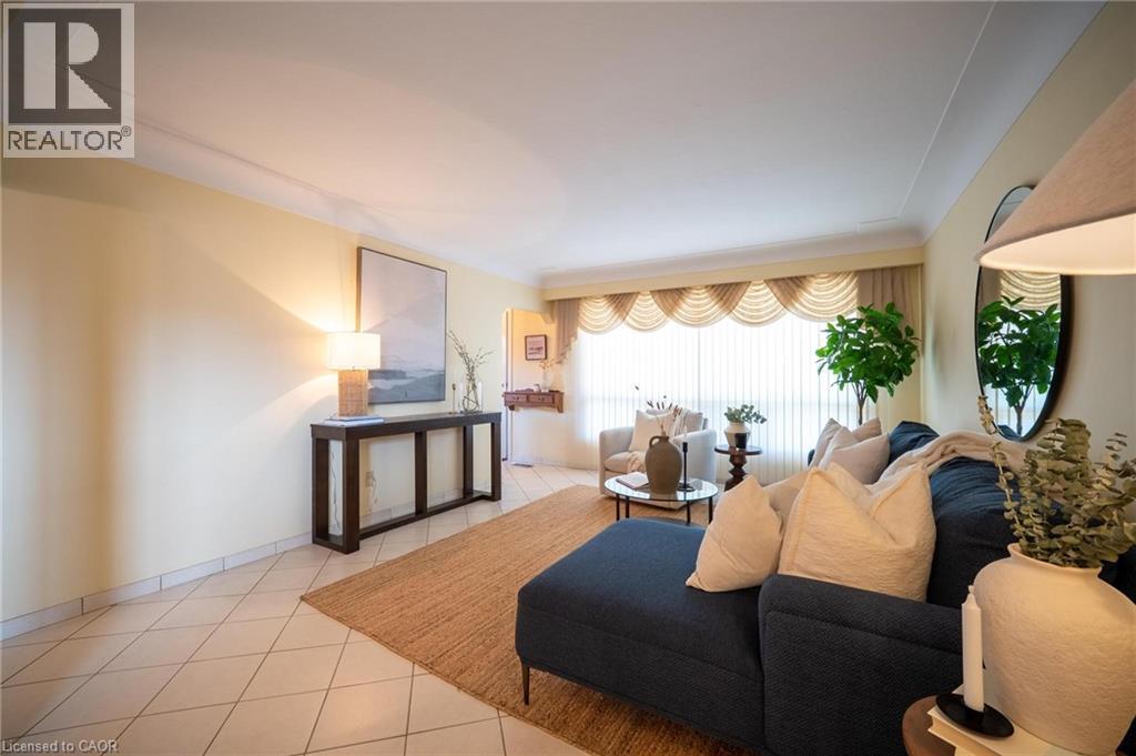 31 Terrace Drive, Hamilton, ON - Indoor Photo Showing Living Room
