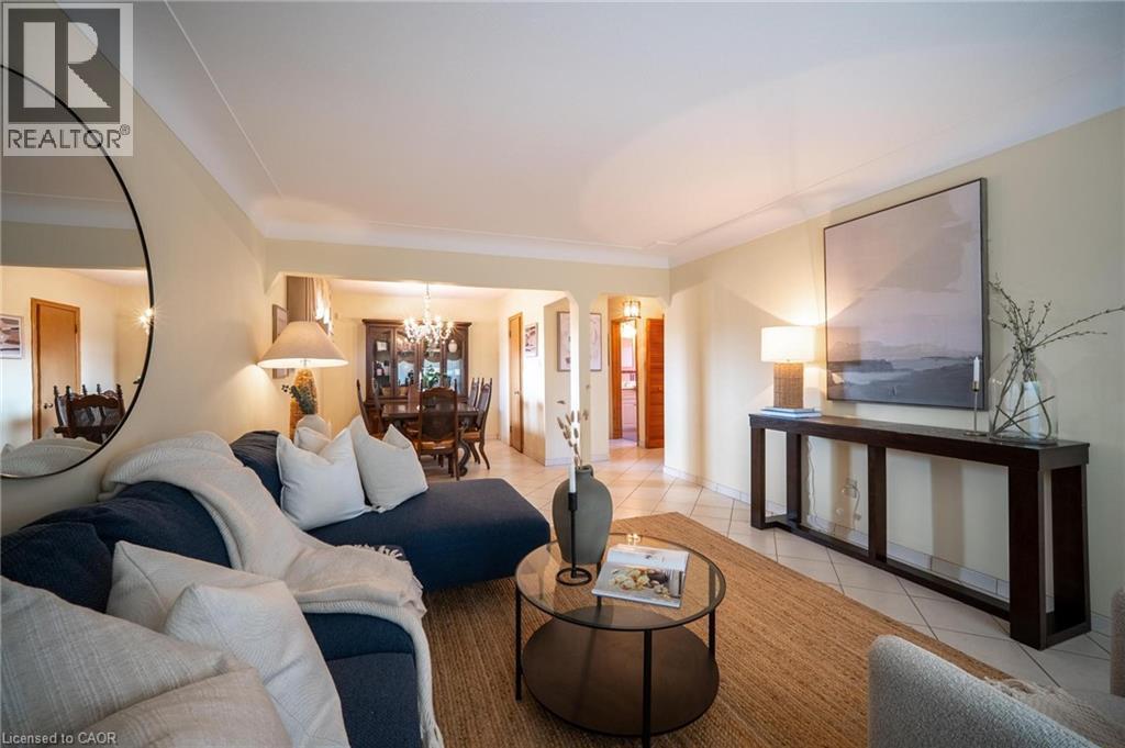 31 Terrace Drive, Hamilton, ON - Indoor Photo Showing Living Room