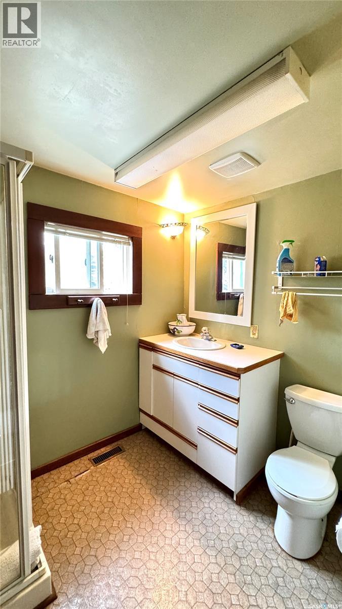 106 2Nd Street E, Dinsmore, SK - Indoor Photo Showing Bathroom