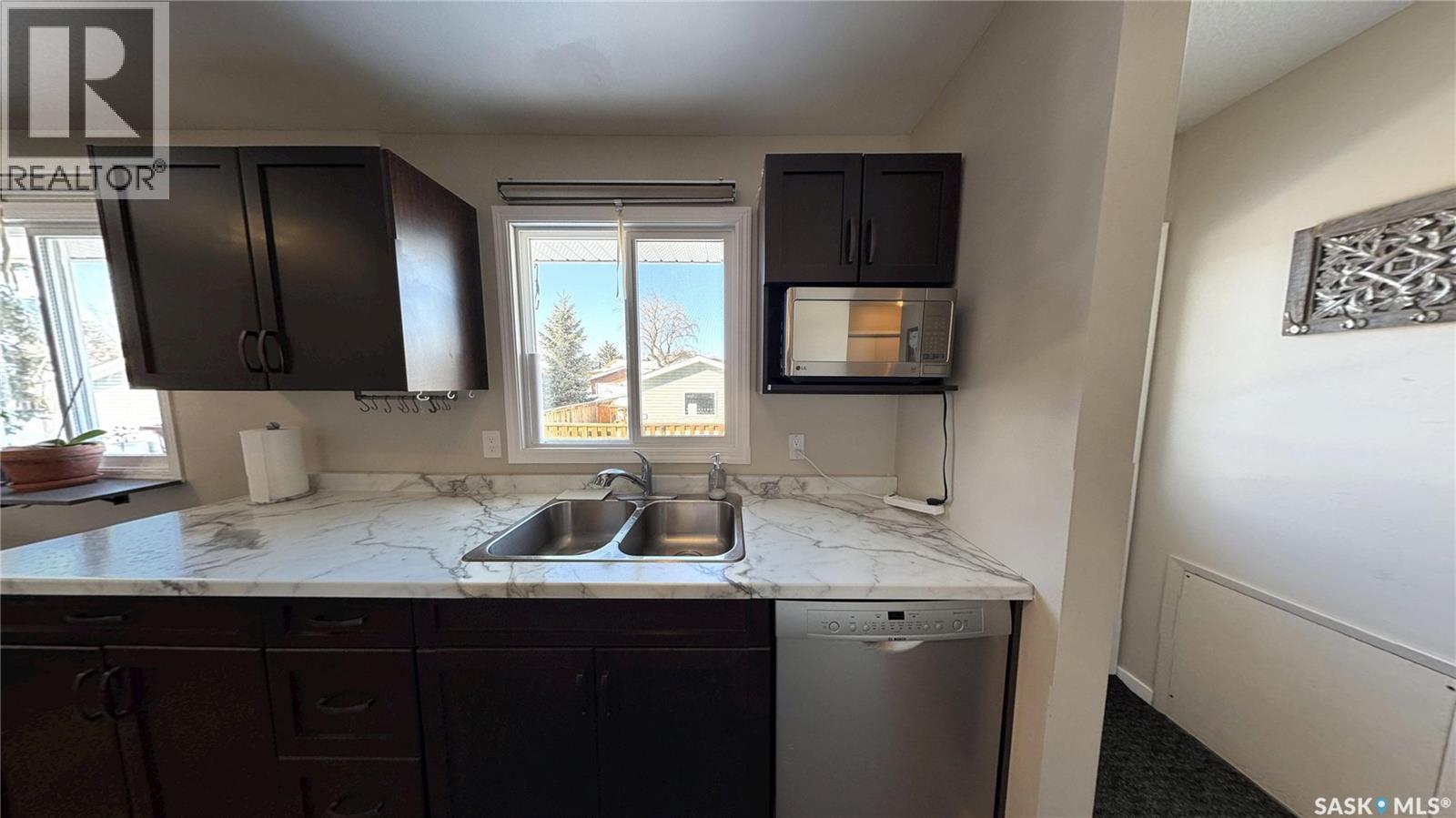 366 Meighen Crescent, Saskatoon, SK - Indoor Photo Showing Kitchen With Double Sink