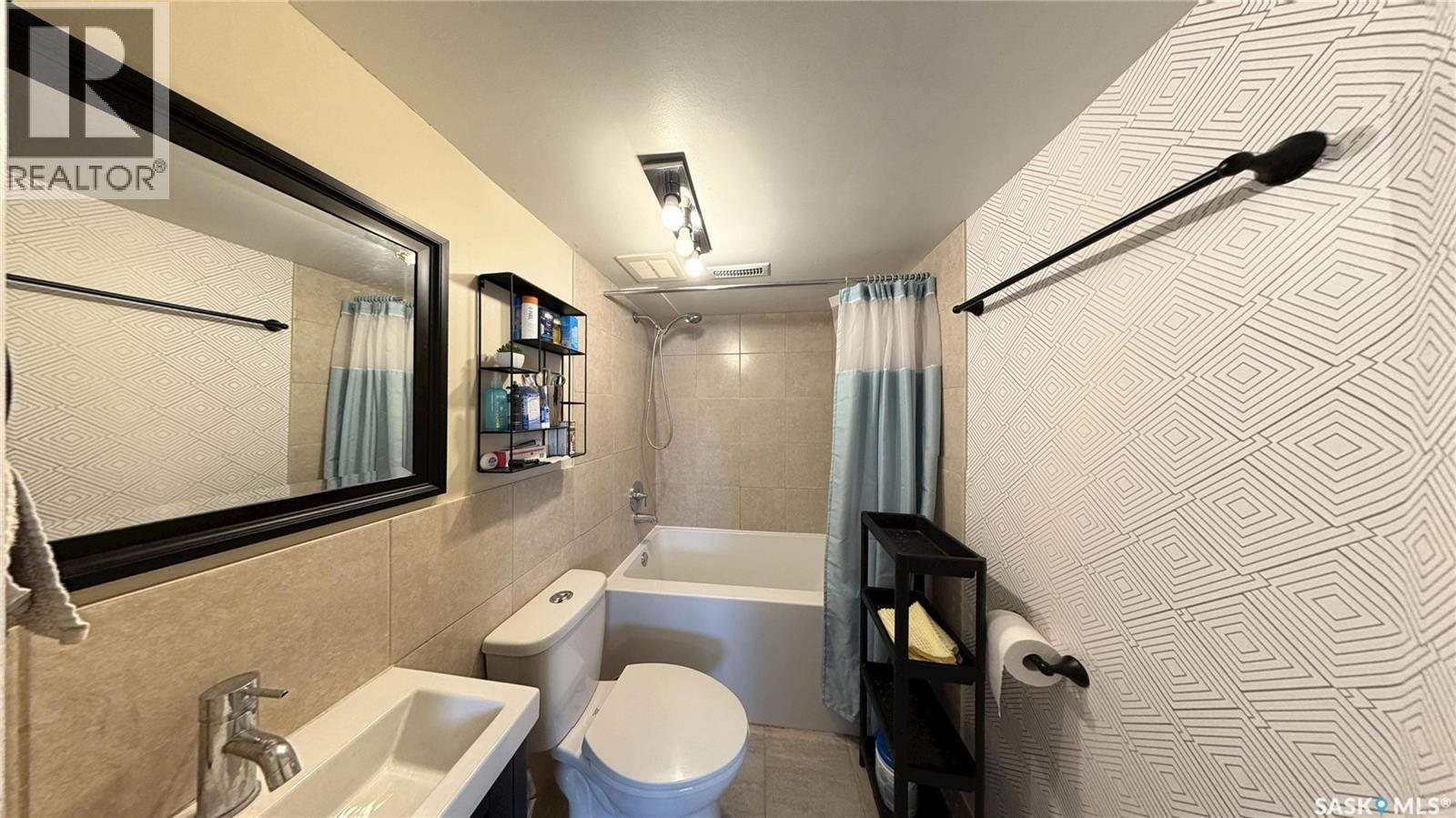 366 Meighen Crescent, Saskatoon, SK - Indoor Photo Showing Bathroom