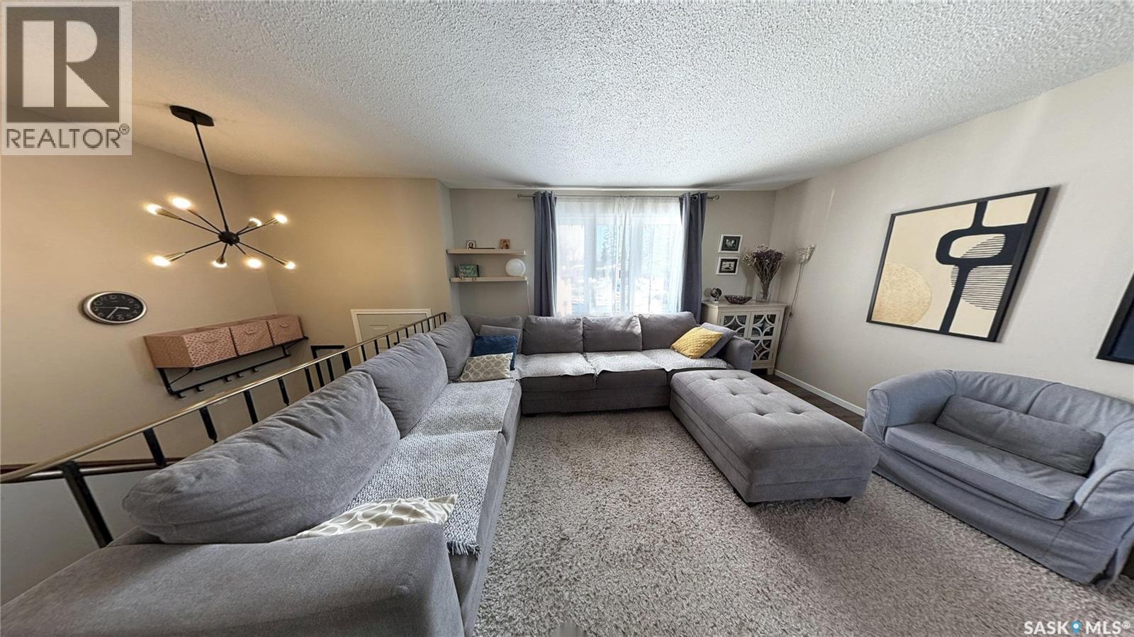 366 Meighen Crescent, Saskatoon, SK - Indoor Photo Showing Living Room