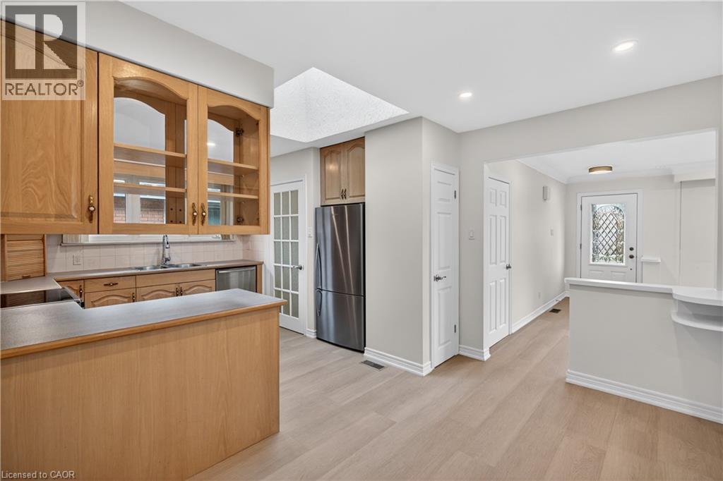 188 Tuxedo Avenue S, Hamilton, ON - Indoor Photo Showing Kitchen