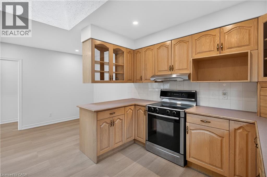 188 Tuxedo Avenue S, Hamilton, ON - Indoor Photo Showing Kitchen