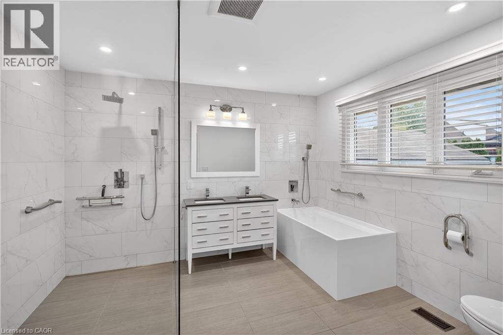 188 Tuxedo Avenue S, Hamilton, ON - Indoor Photo Showing Bathroom