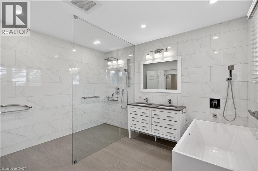 188 Tuxedo Avenue S, Hamilton, ON - Indoor Photo Showing Bathroom
