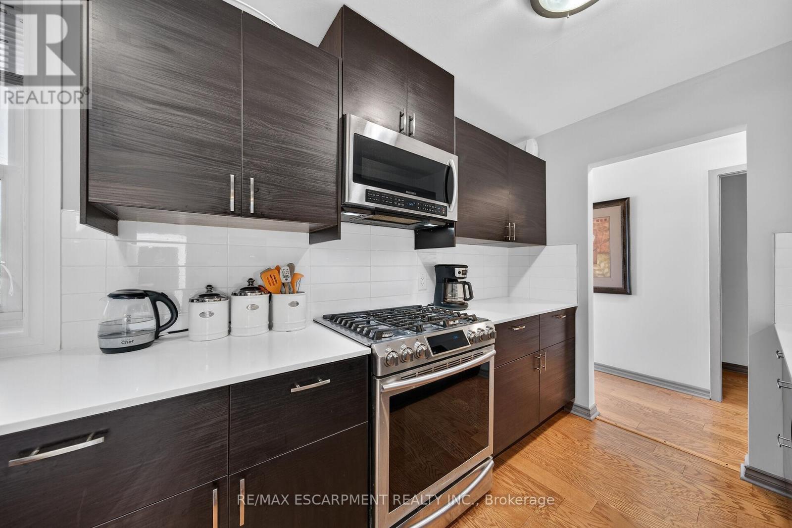 211 Birchcliffe Crescent, Hamilton, ON - Indoor Photo Showing Kitchen With Upgraded Kitchen