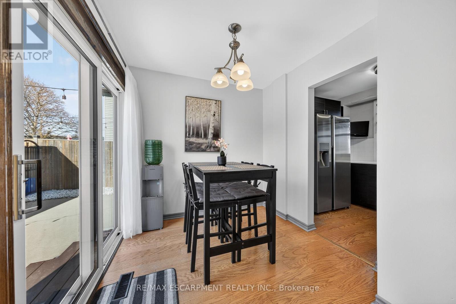 211 Birchcliffe Crescent, Hamilton, ON - Indoor Photo Showing Dining Room