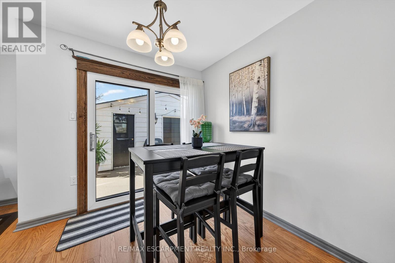 211 Birchcliffe Crescent, Hamilton, ON - Indoor Photo Showing Dining Room