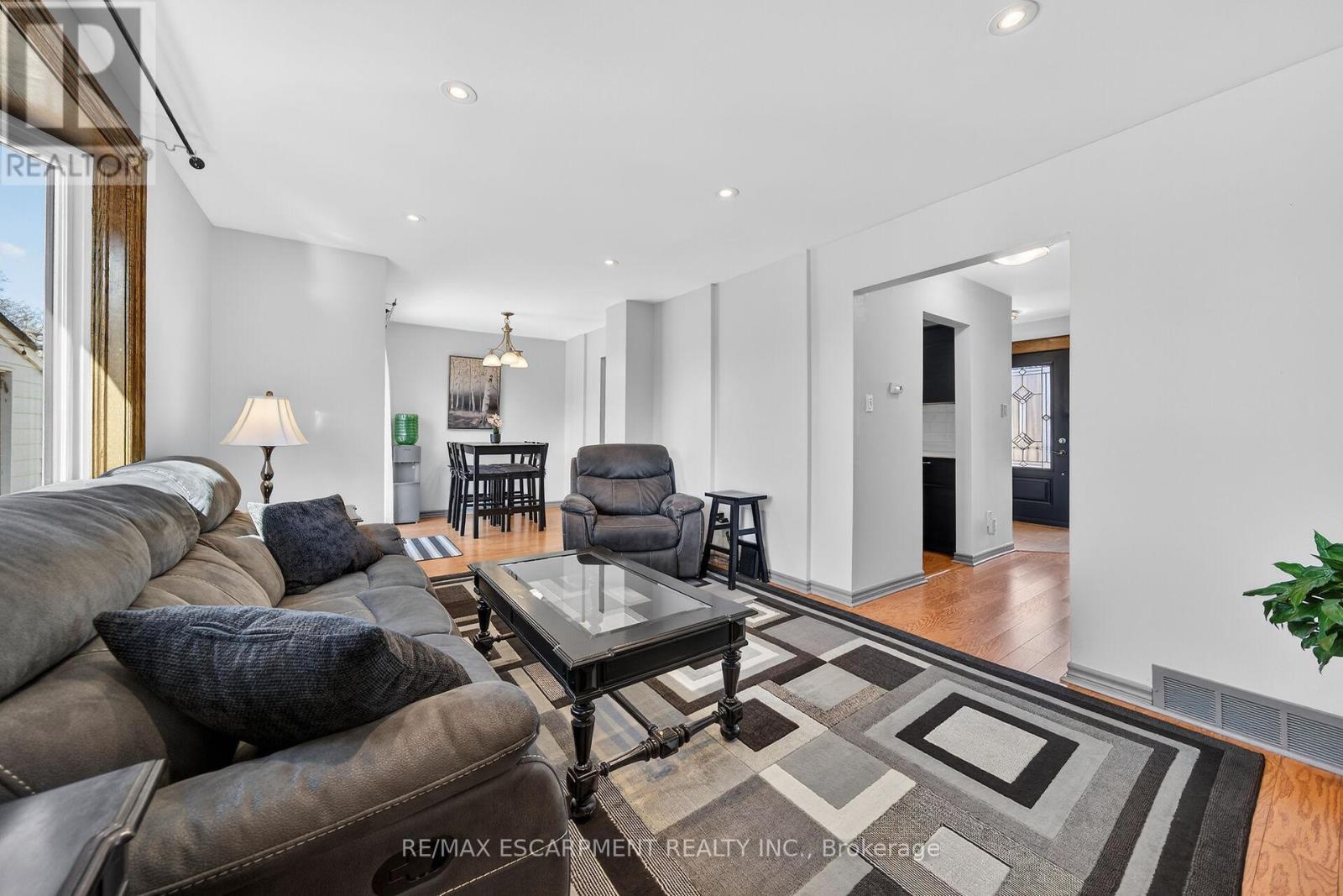 211 Birchcliffe Crescent, Hamilton, ON - Indoor Photo Showing Living Room