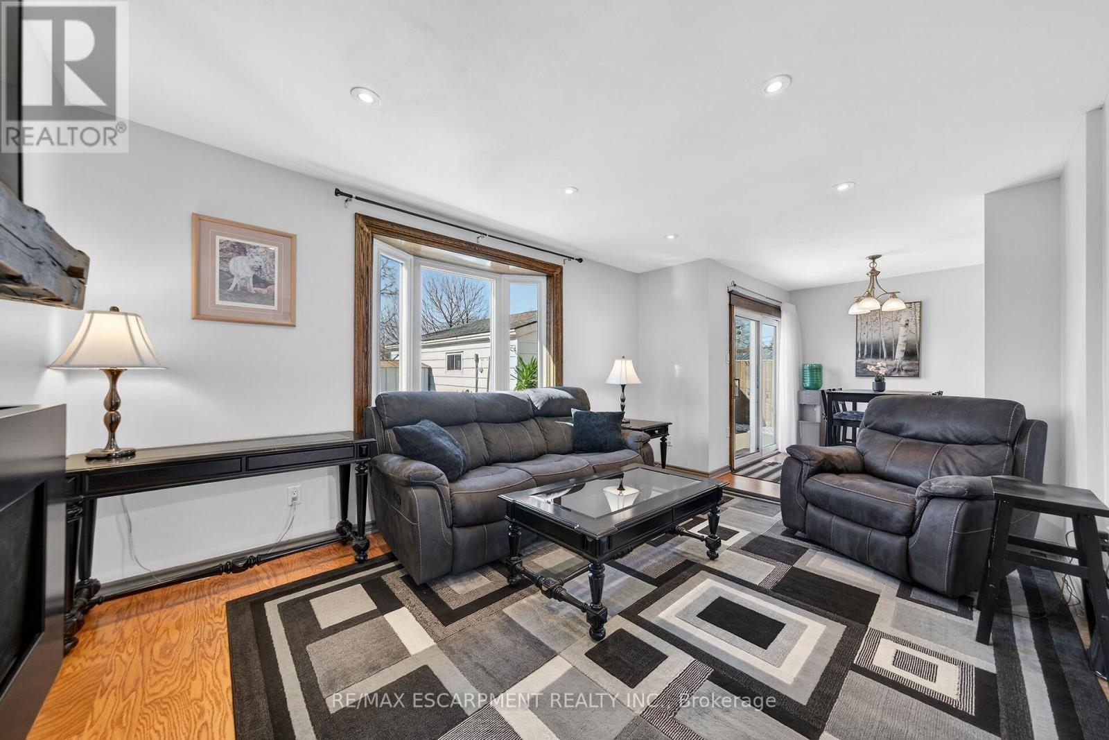 211 Birchcliffe Crescent, Hamilton, ON - Indoor Photo Showing Living Room