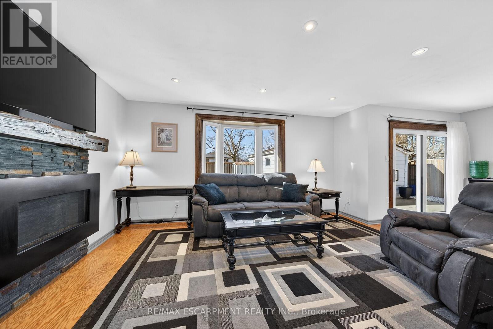 211 Birchcliffe Crescent, Hamilton, ON - Indoor Photo Showing Living Room With Fireplace
