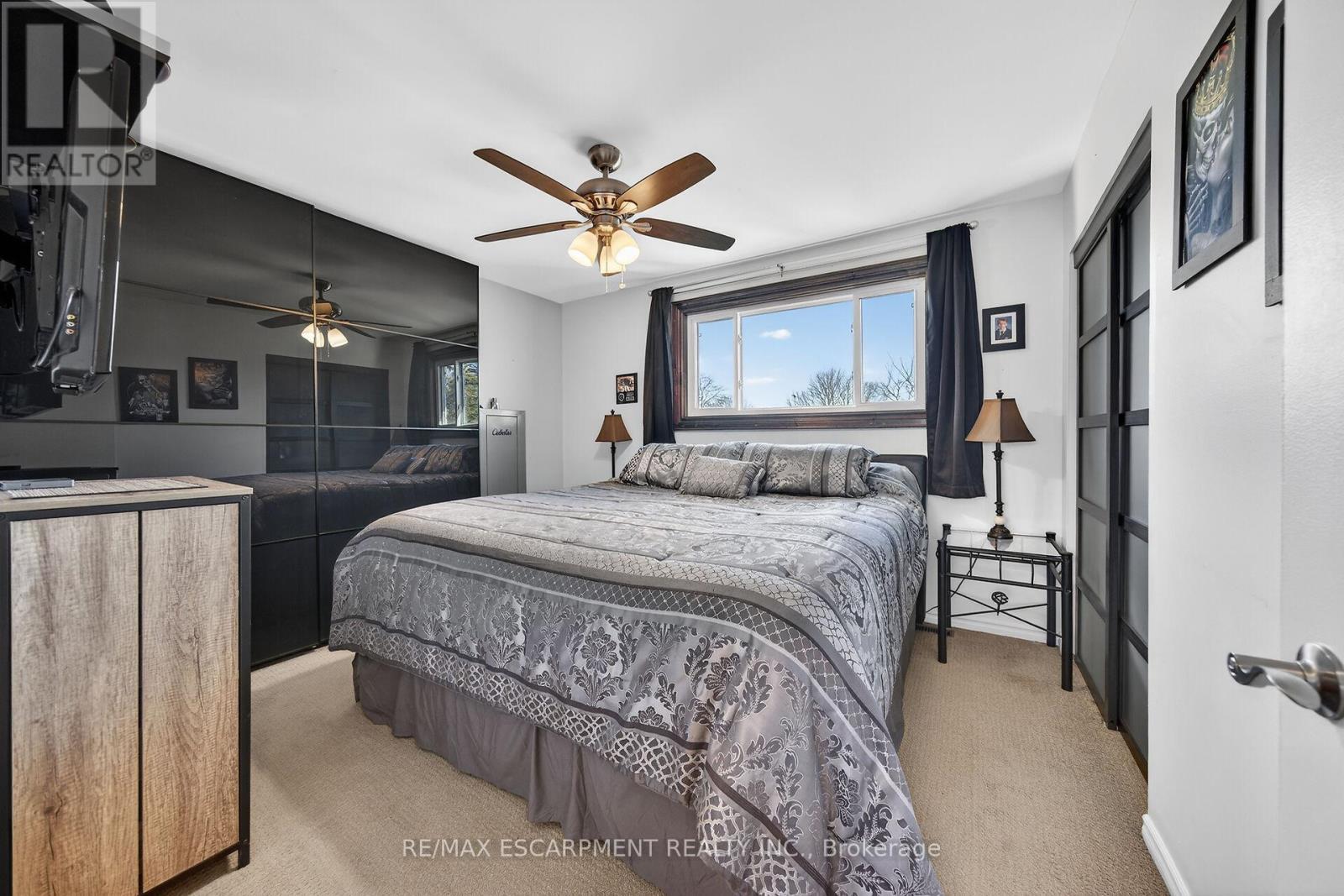 211 Birchcliffe Crescent, Hamilton, ON - Indoor Photo Showing Bedroom