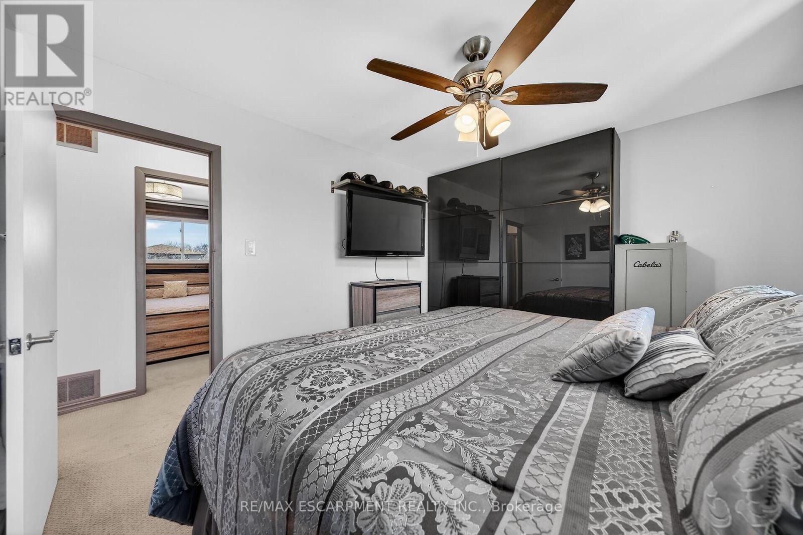 211 Birchcliffe Crescent, Hamilton, ON - Indoor Photo Showing Bedroom