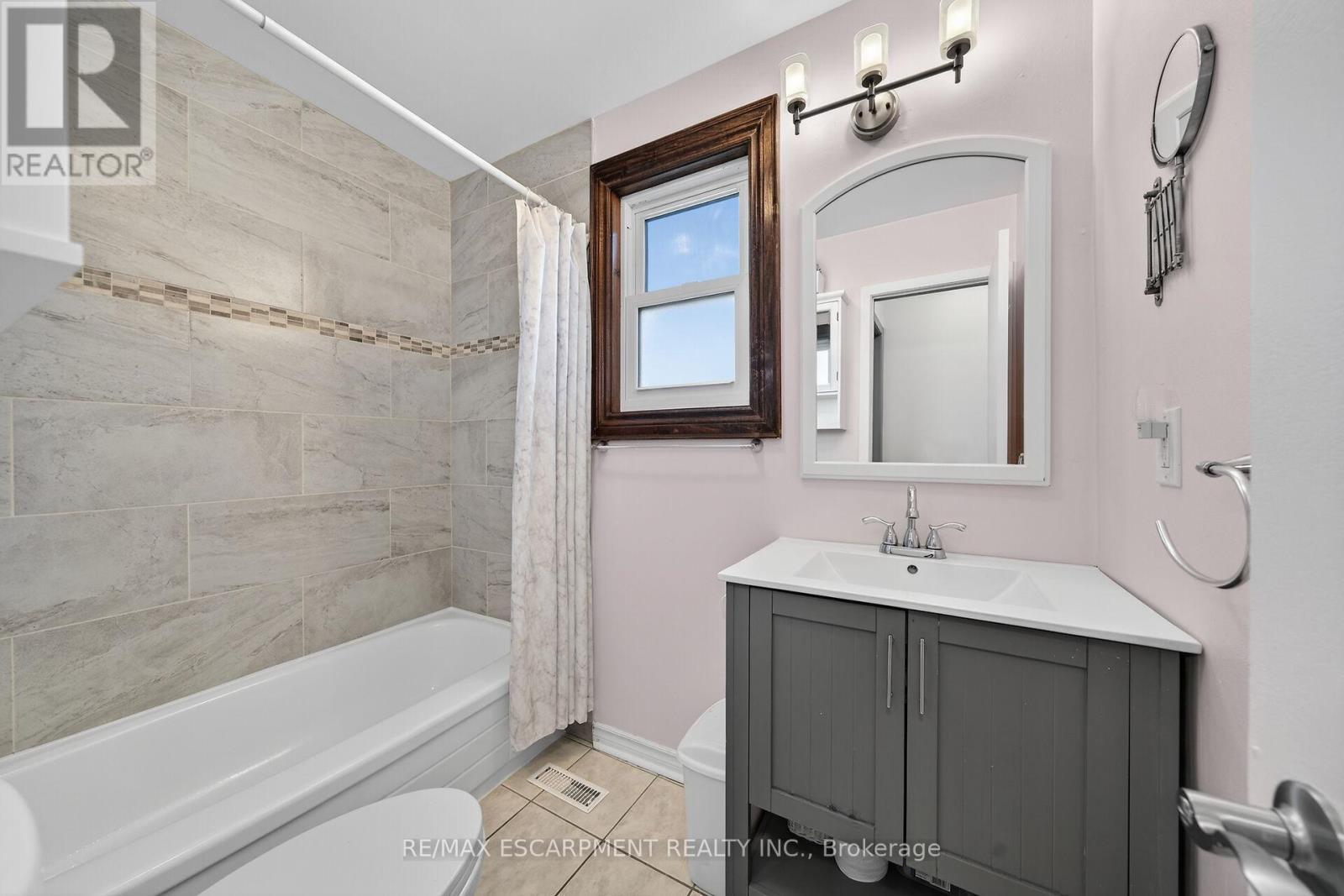 211 Birchcliffe Crescent, Hamilton, ON - Indoor Photo Showing Bathroom