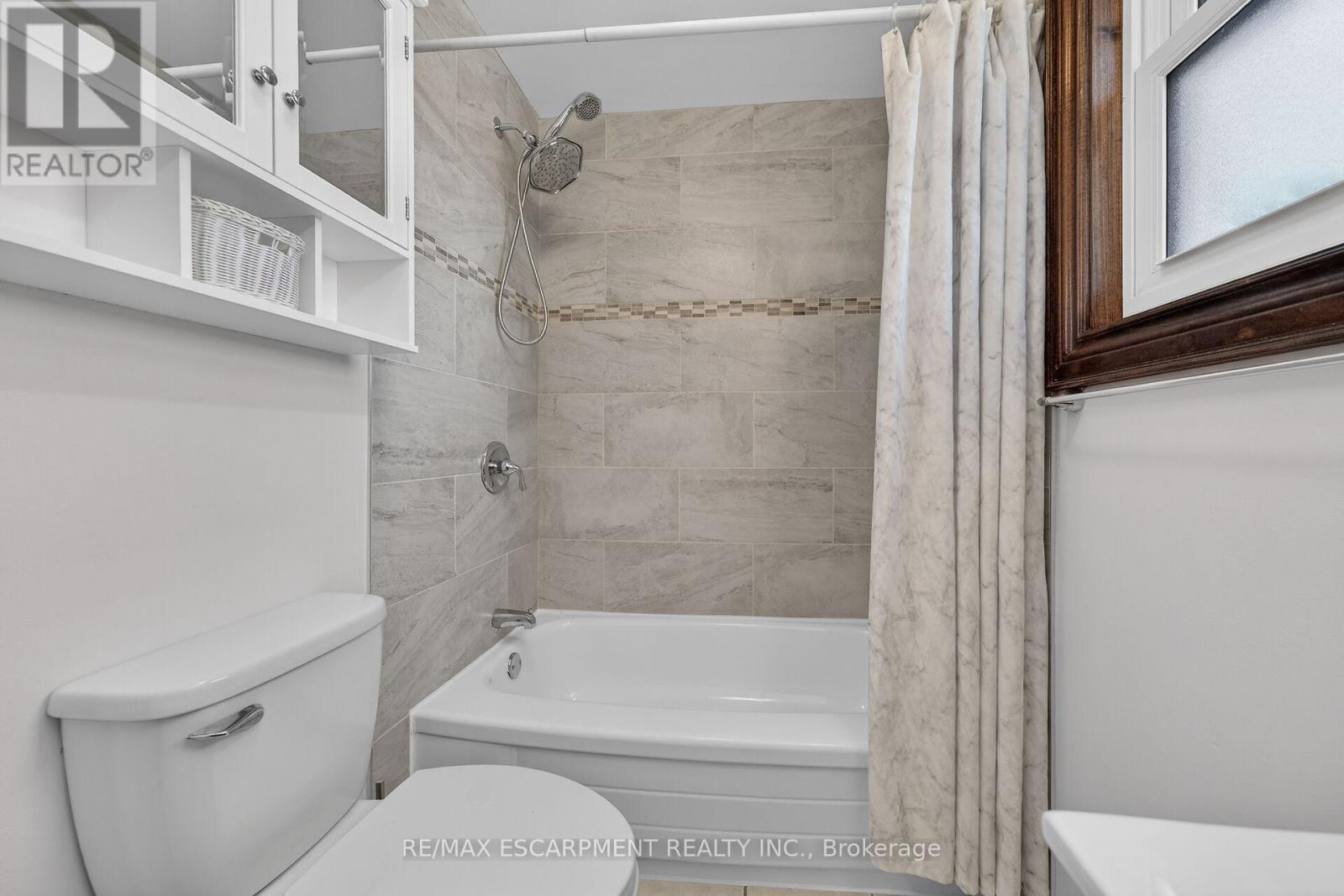 211 Birchcliffe Crescent, Hamilton, ON - Indoor Photo Showing Bathroom