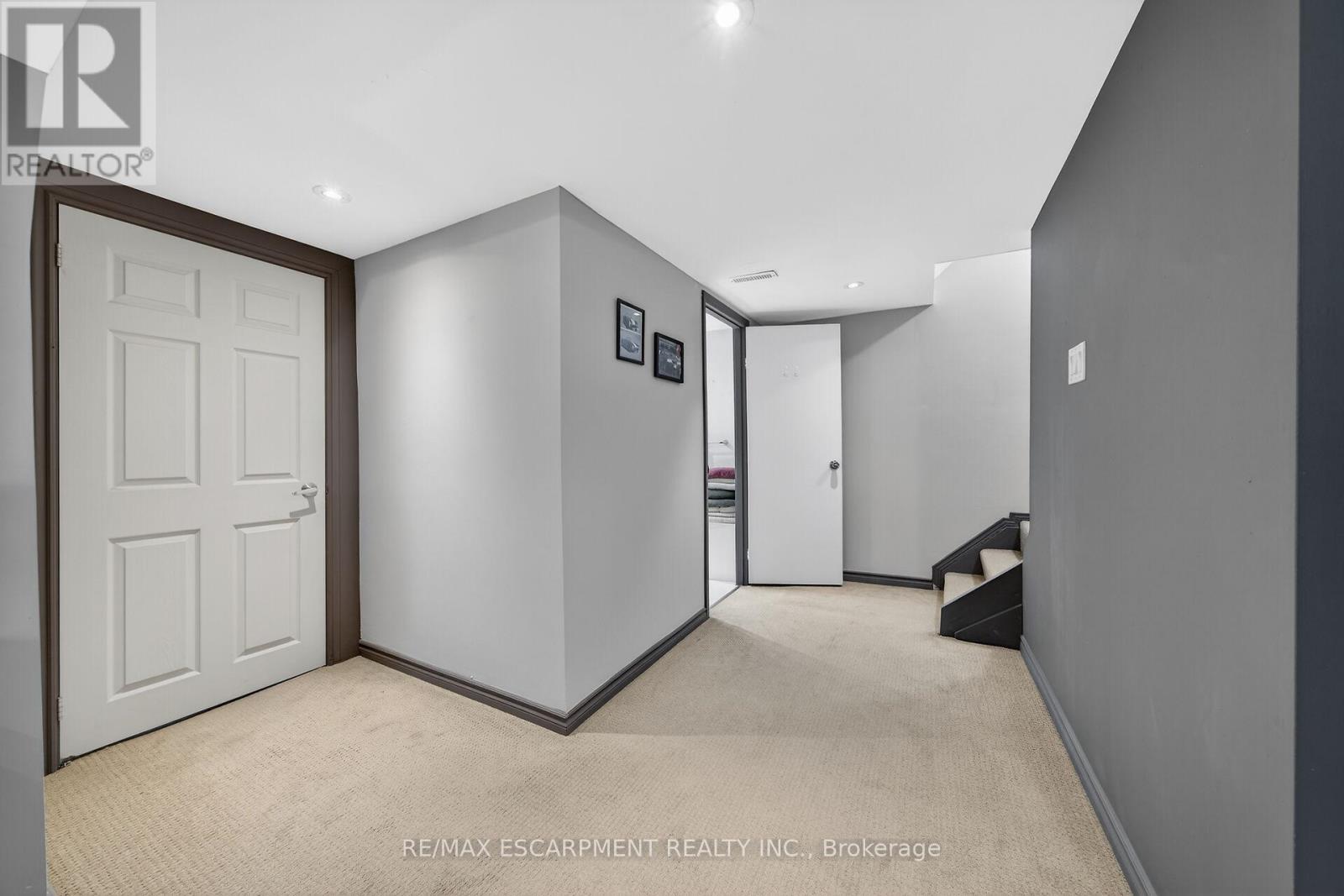 211 Birchcliffe Crescent, Hamilton, ON - Indoor Photo Showing Other Room