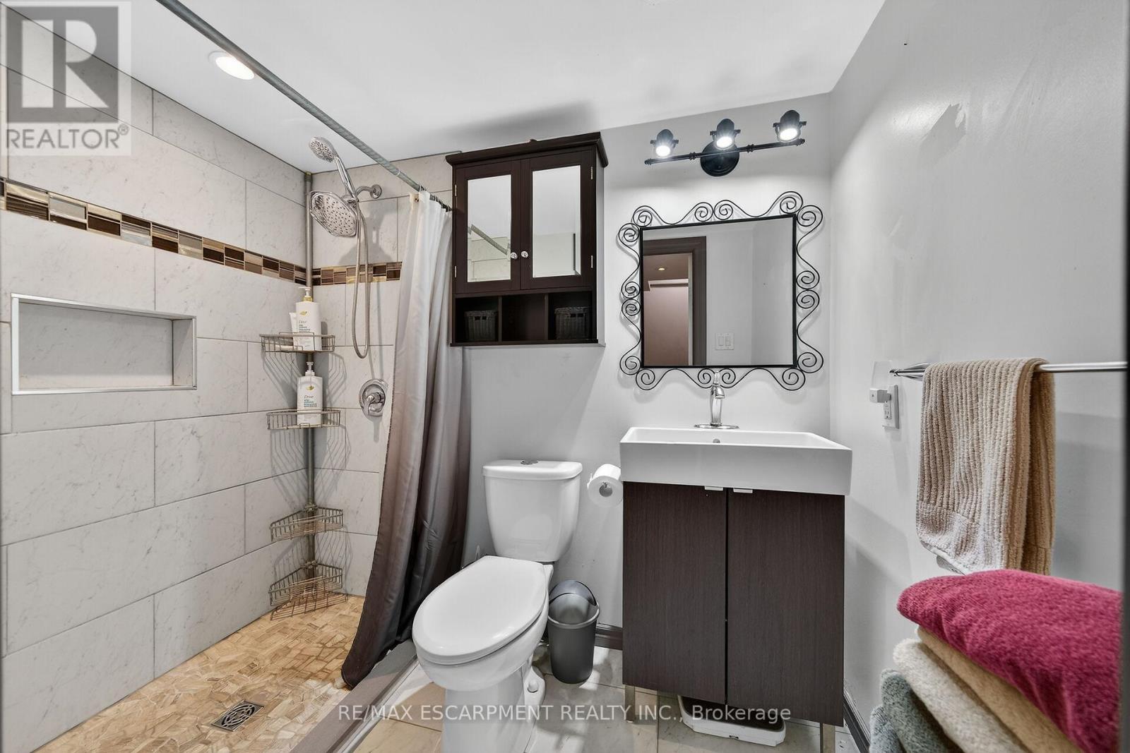 211 Birchcliffe Crescent, Hamilton, ON - Indoor Photo Showing Bathroom