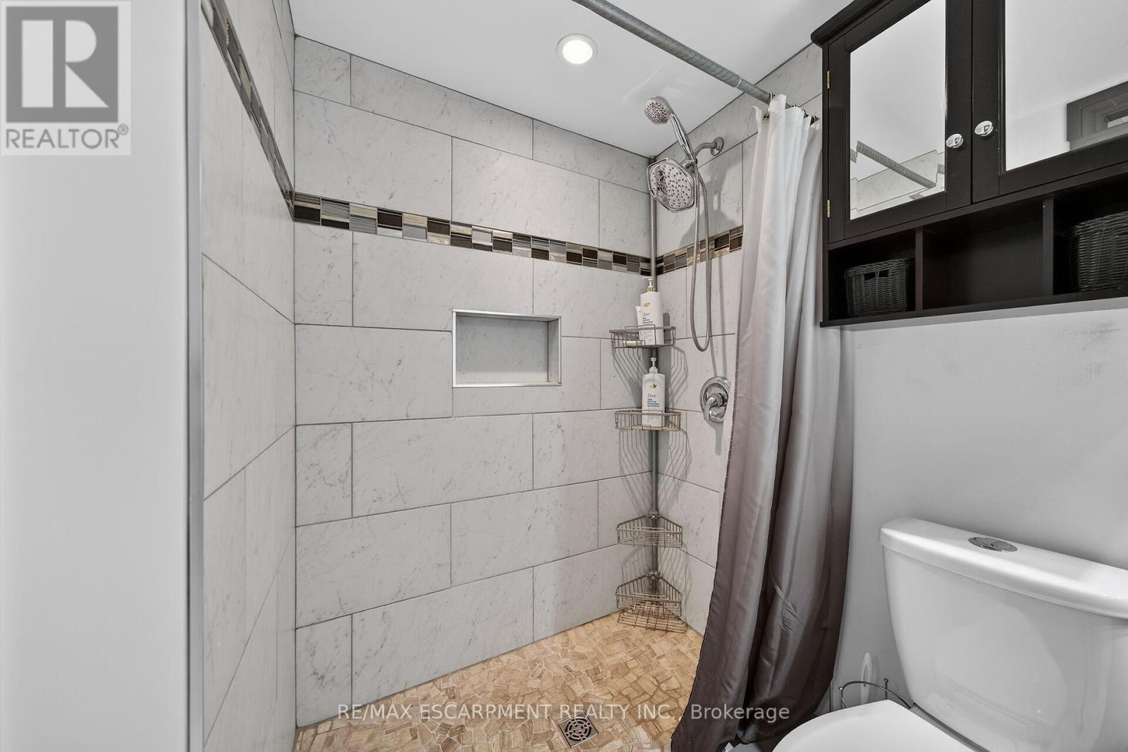 211 Birchcliffe Crescent, Hamilton, ON - Indoor Photo Showing Bathroom