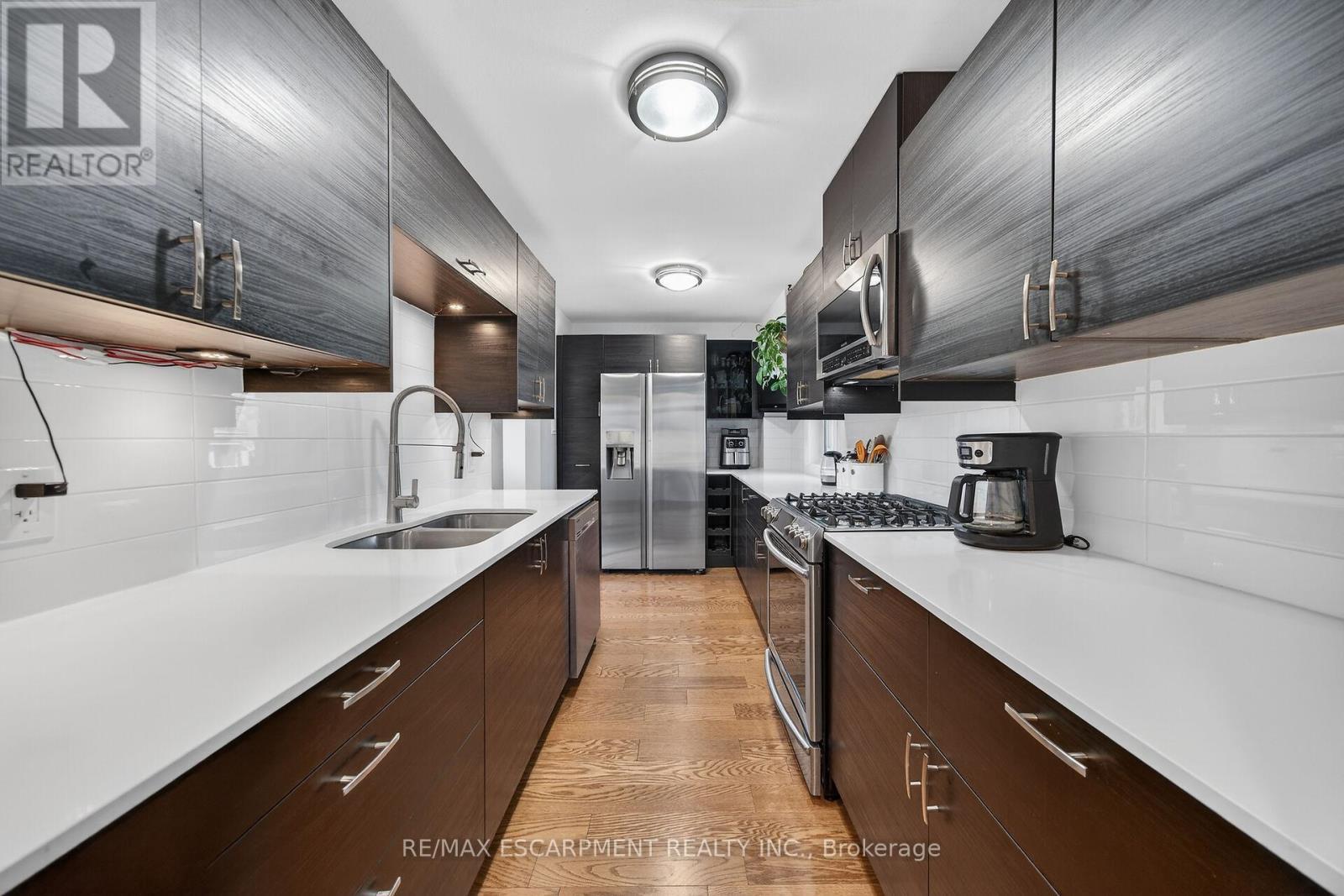 211 Birchcliffe Crescent, Hamilton, ON - Indoor Photo Showing Kitchen With Double Sink