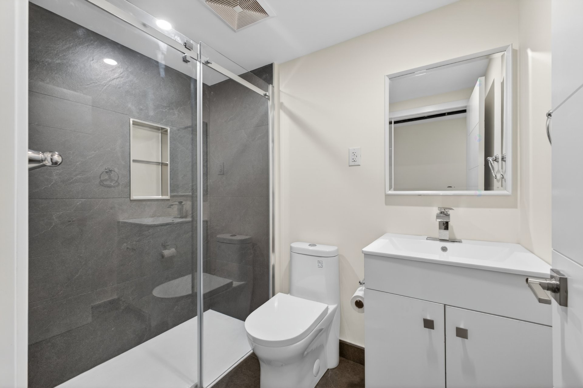 Bathroom - 1425 Rue Montcalm, Montréal (Ville-Marie), QC - Indoor Photo Showing Bathroom