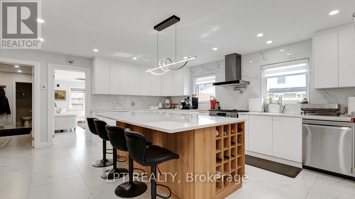624 Pleasant Park Road, Ottawa, ON - Indoor Photo Showing Kitchen With Upgraded Kitchen