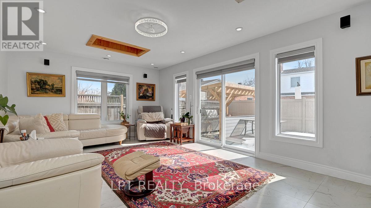 624 Pleasant Park Road, Ottawa, ON - Indoor Photo Showing Living Room