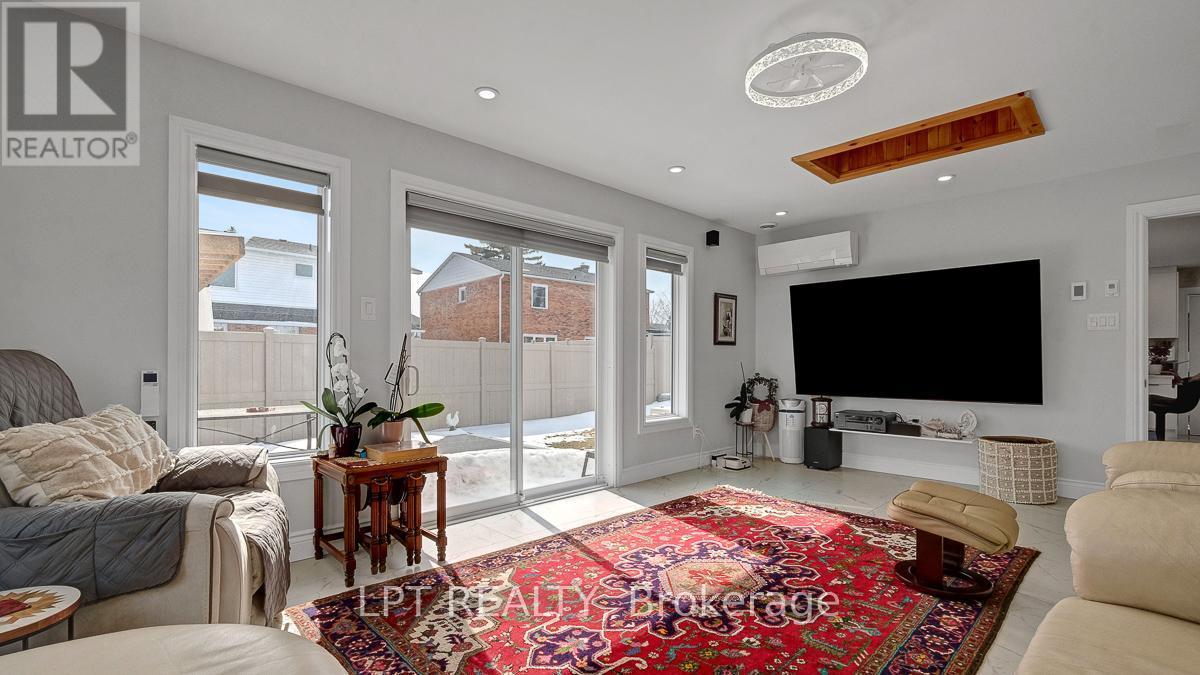 624 Pleasant Park Road, Ottawa, ON - Indoor Photo Showing Living Room