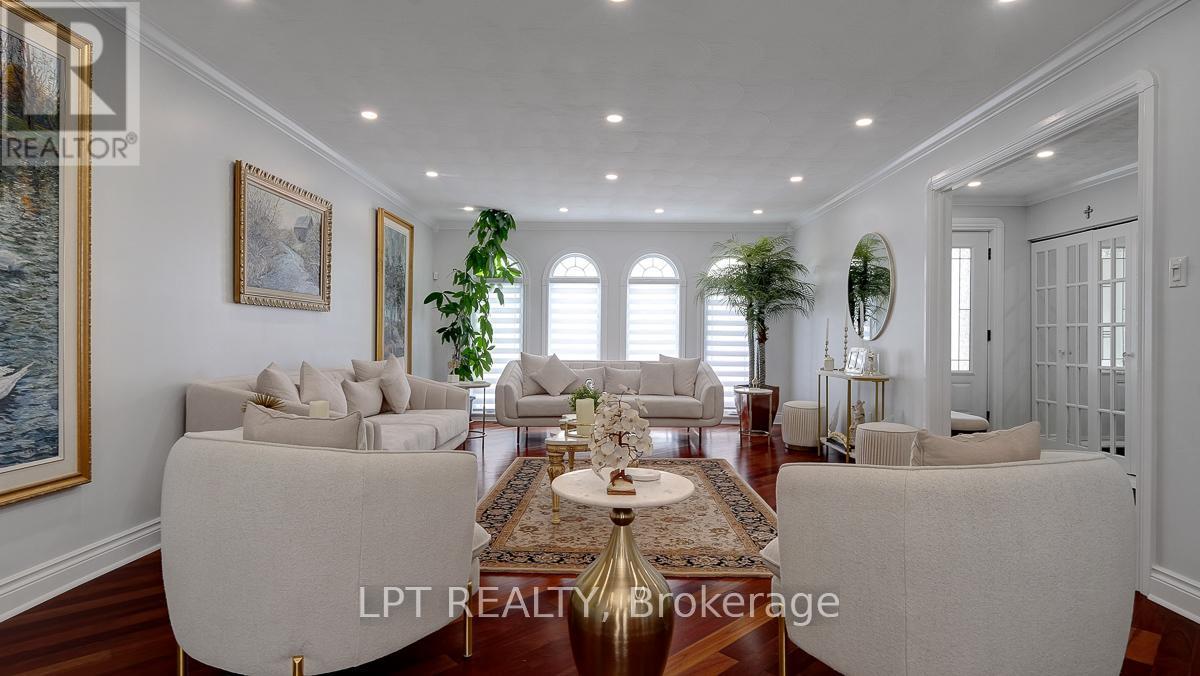 624 Pleasant Park Road, Ottawa, ON - Indoor Photo Showing Living Room
