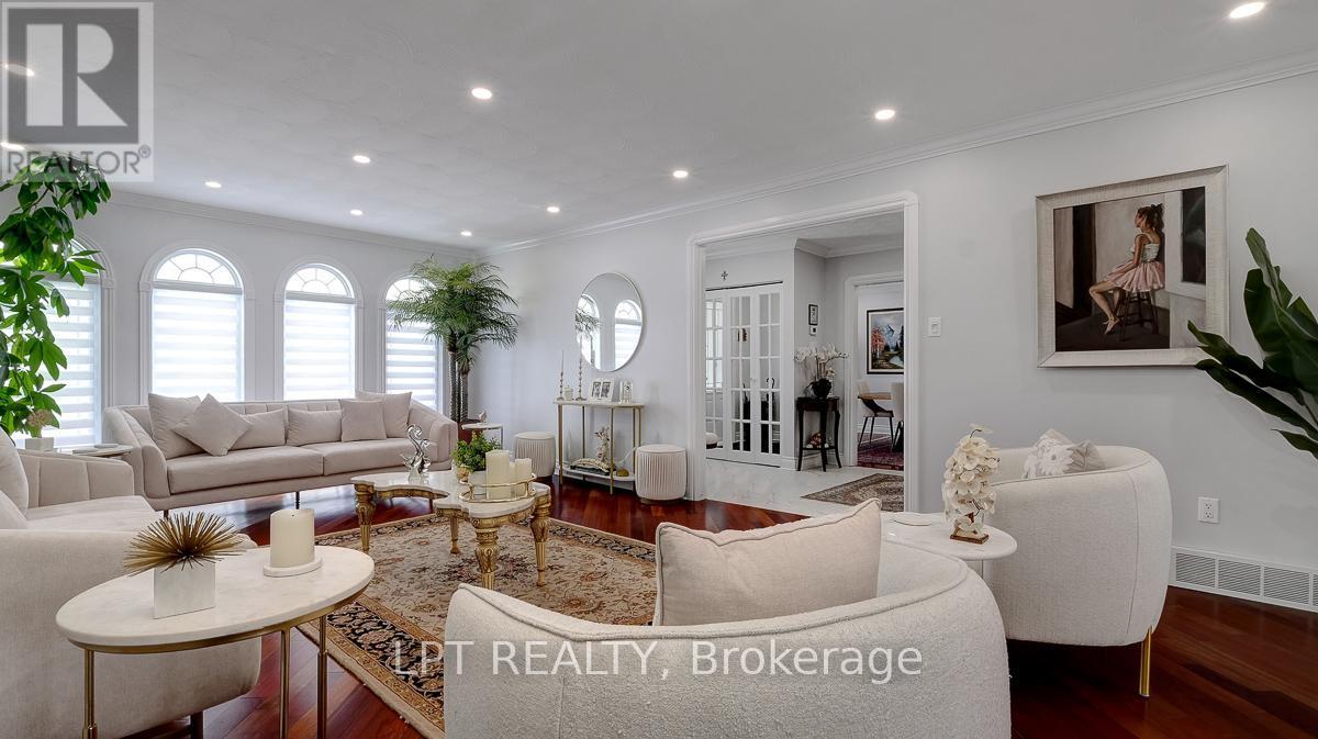 624 Pleasant Park Road, Ottawa, ON - Indoor Photo Showing Living Room