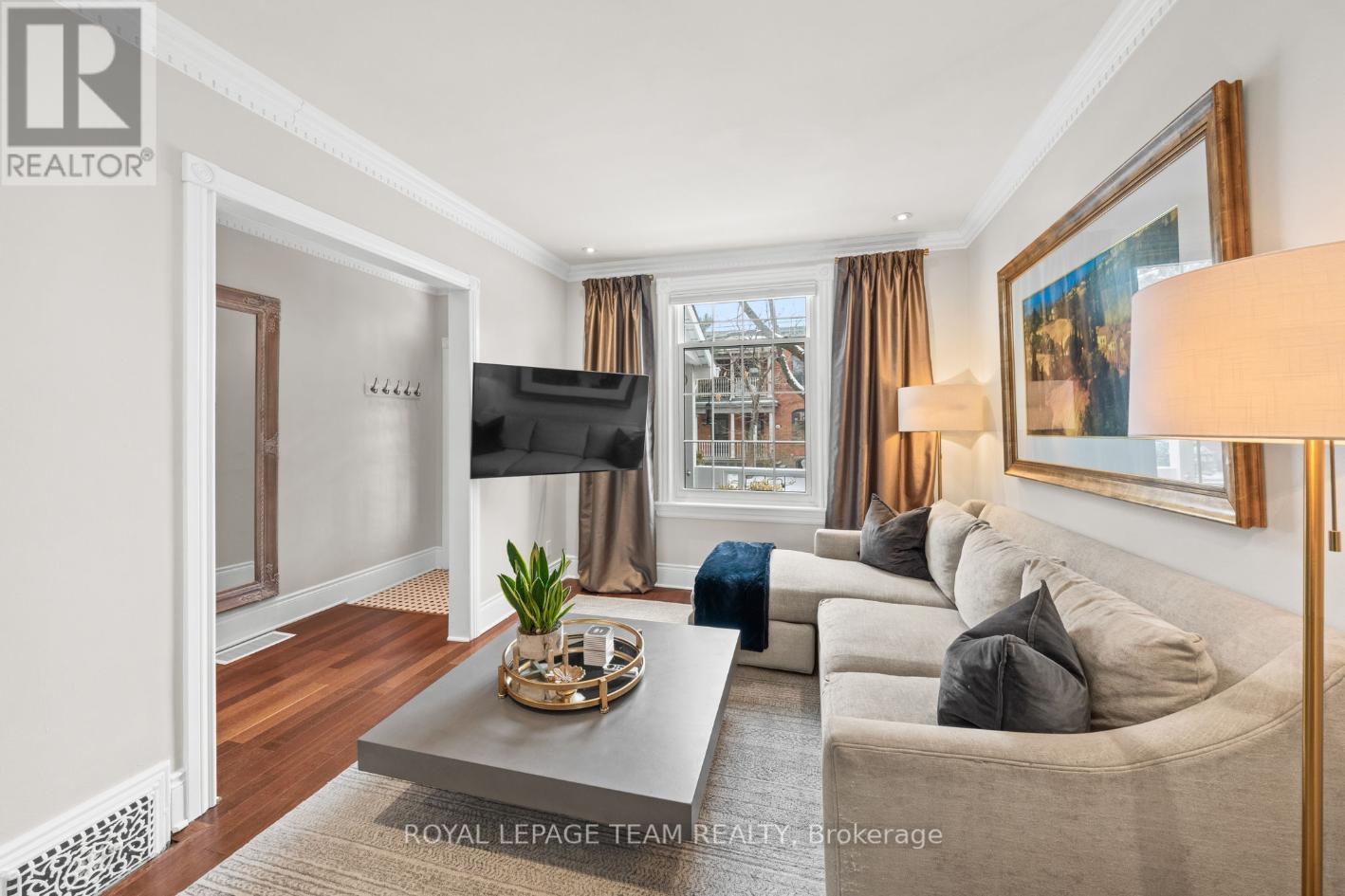 529 Mcleod Street, Ottawa, ON - Indoor Photo Showing Living Room