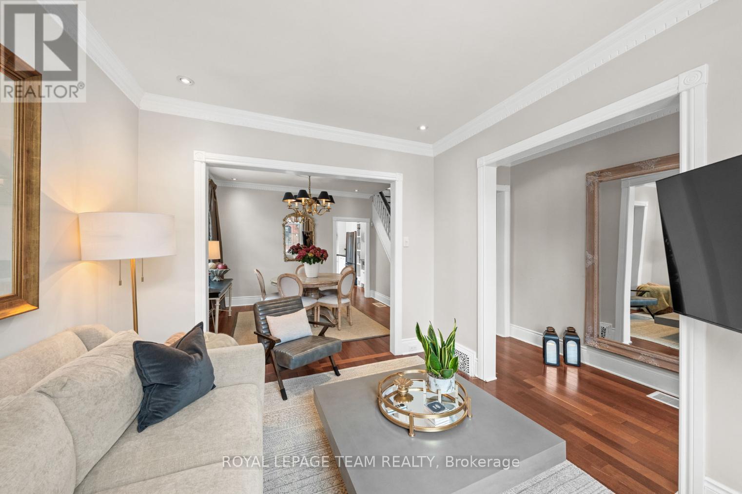 529 Mcleod Street, Ottawa, ON - Indoor Photo Showing Living Room