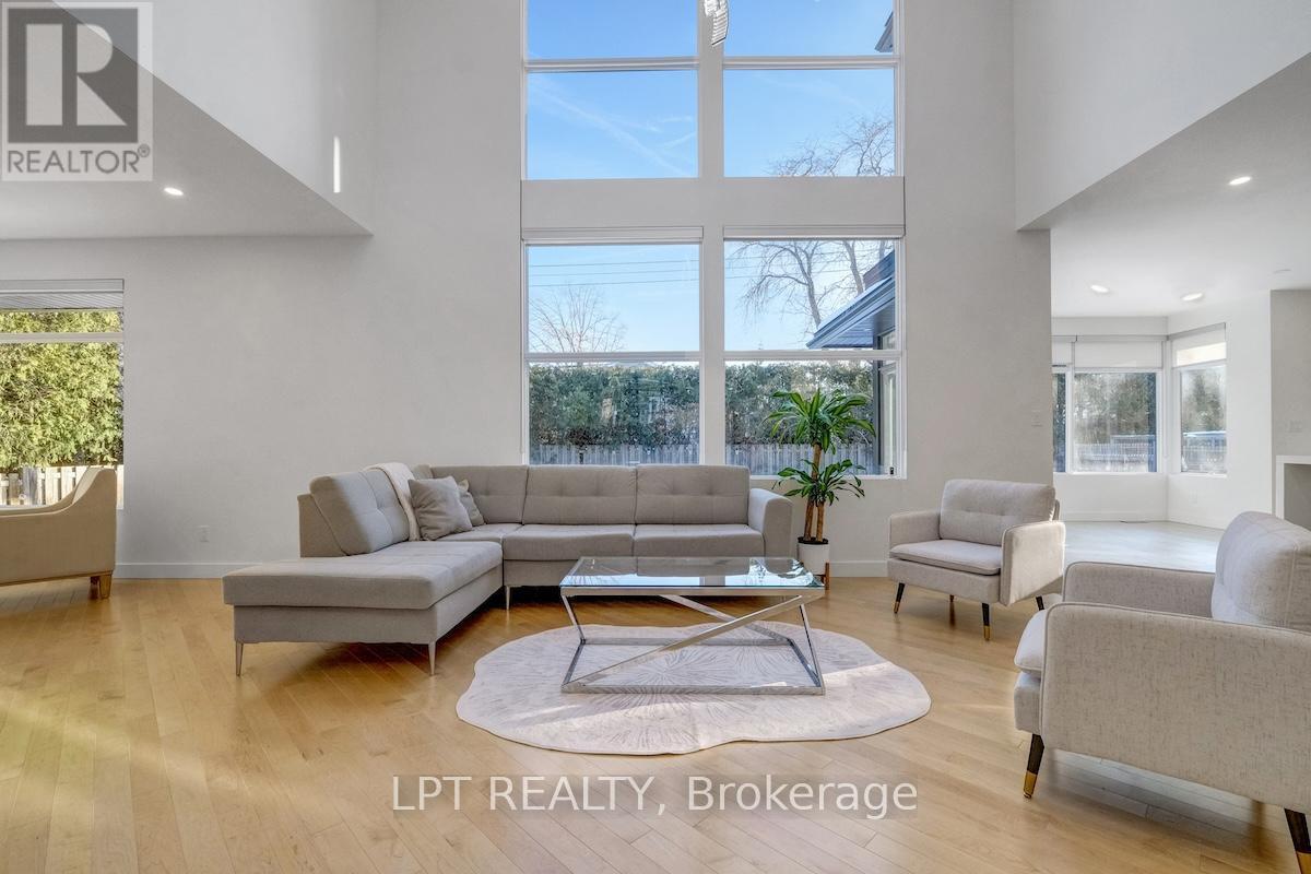 298 Crestview Road, Ottawa, ON - Indoor Photo Showing Living Room