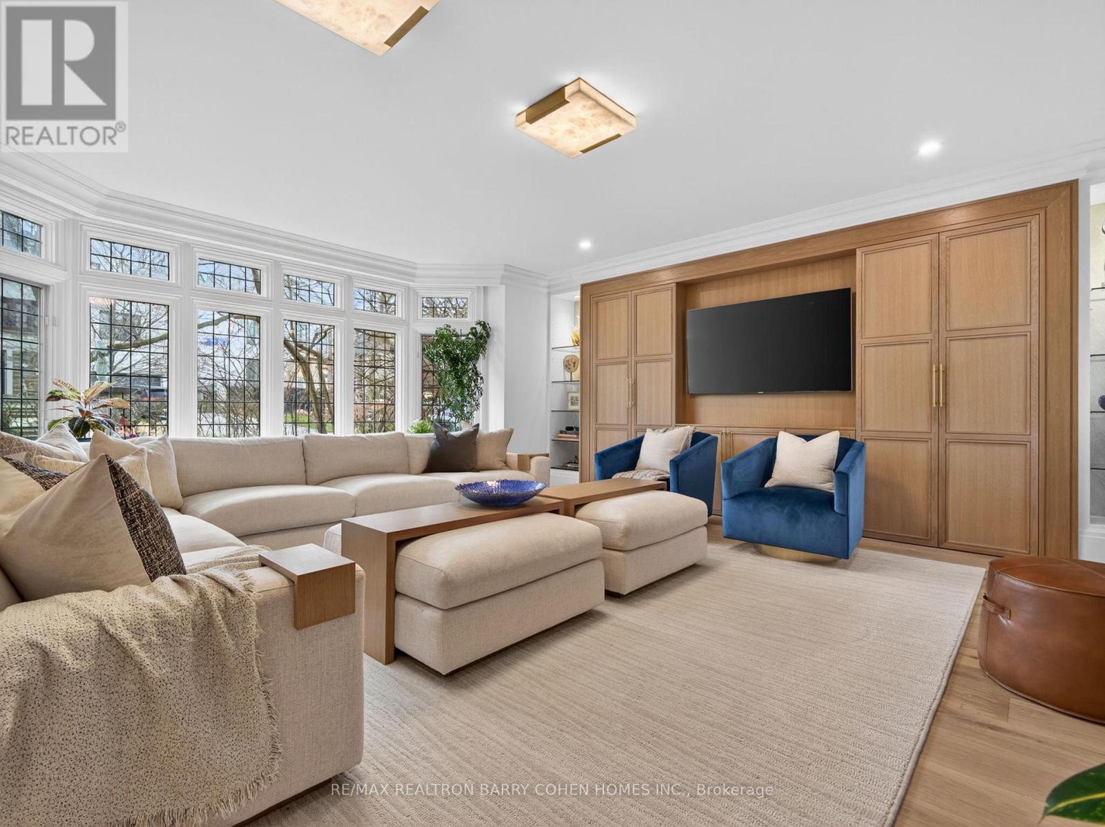 11 Ormsby Crescent, Toronto, ON - Indoor Photo Showing Living Room