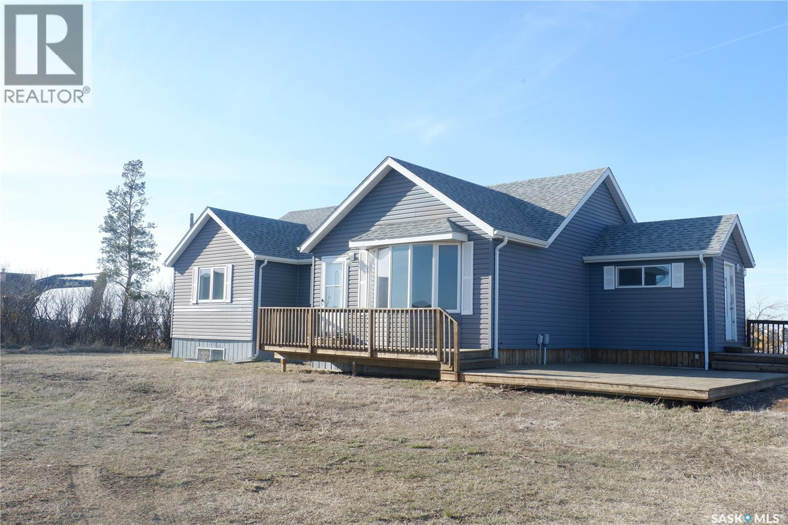 600 Railway Avenue E, Assiniboia, SK - Outdoor